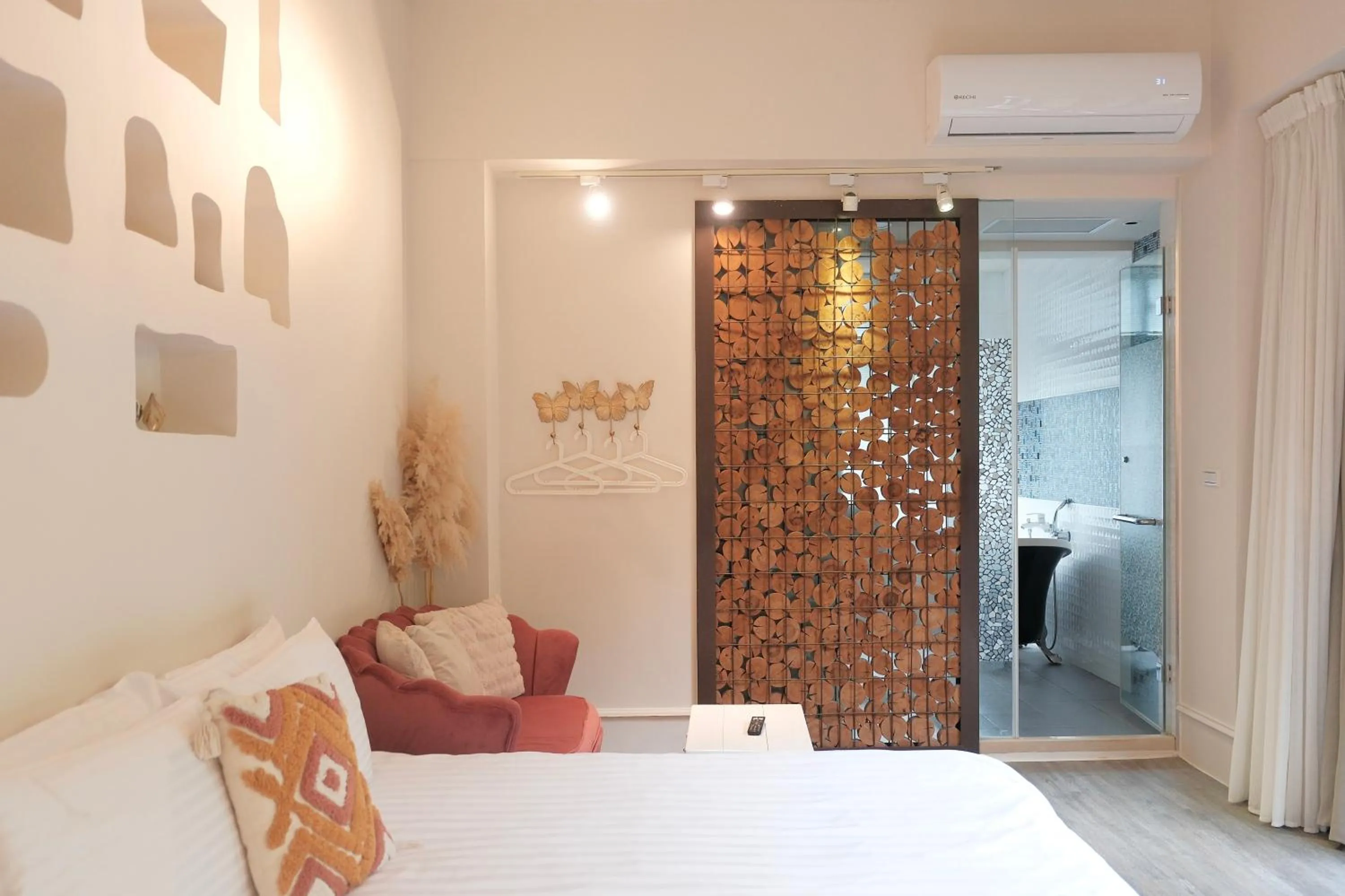 Photo of the whole room, Bed in 愛黏在一起設計師民宿 Lovers BNB