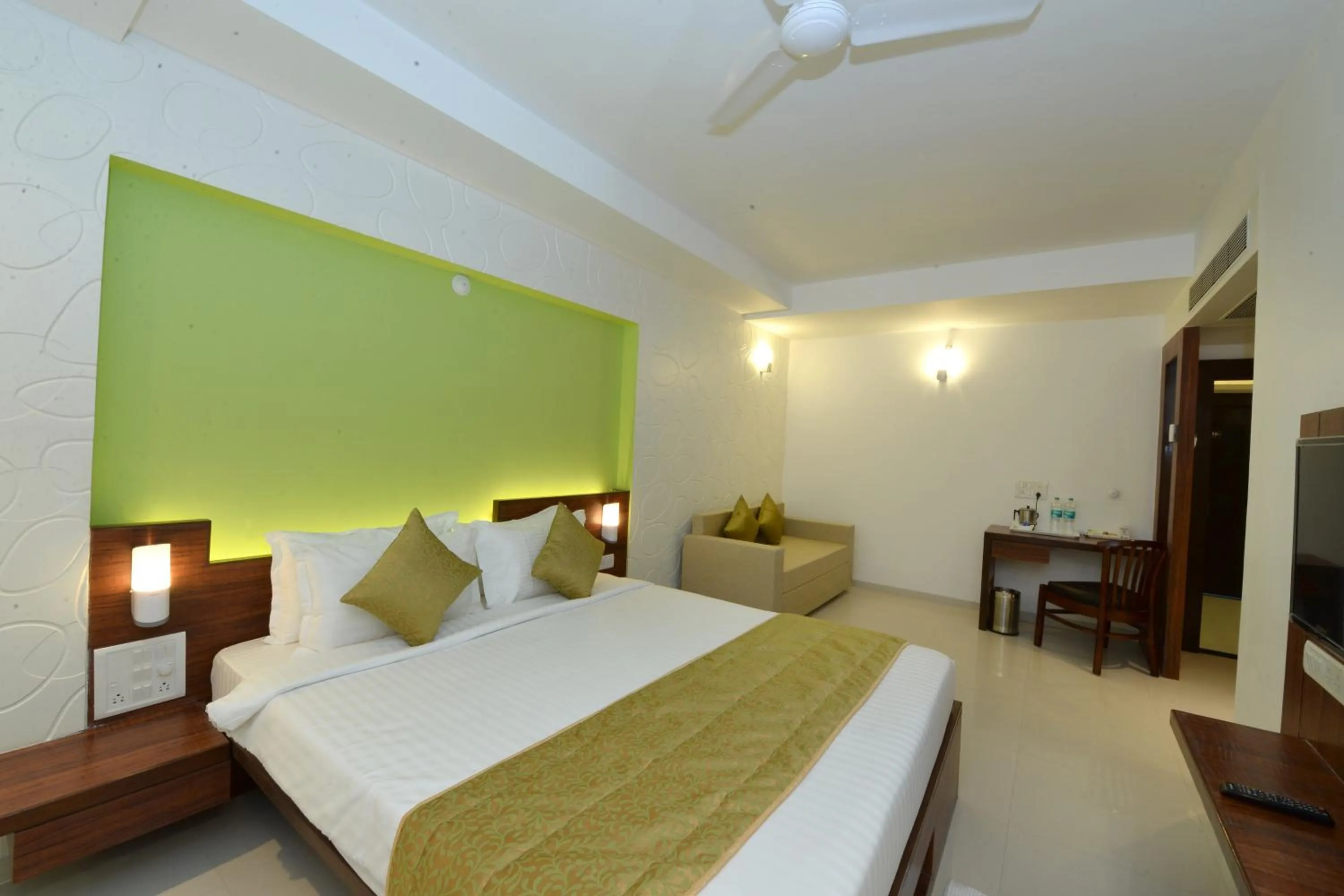 Photo of the whole room, Bed in The Temple View Hotel