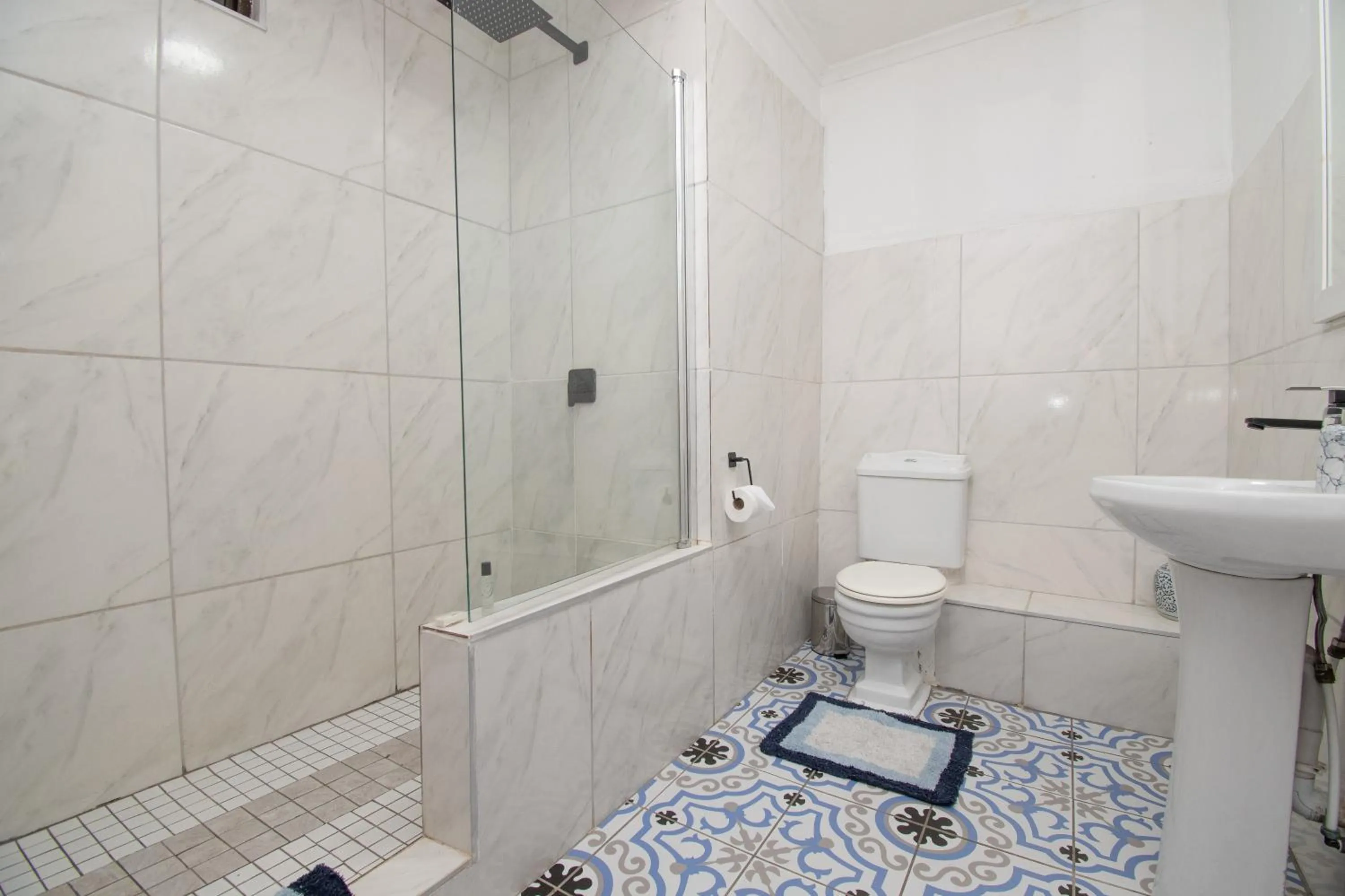 Shower in No 20 On the Beach Guesthouse