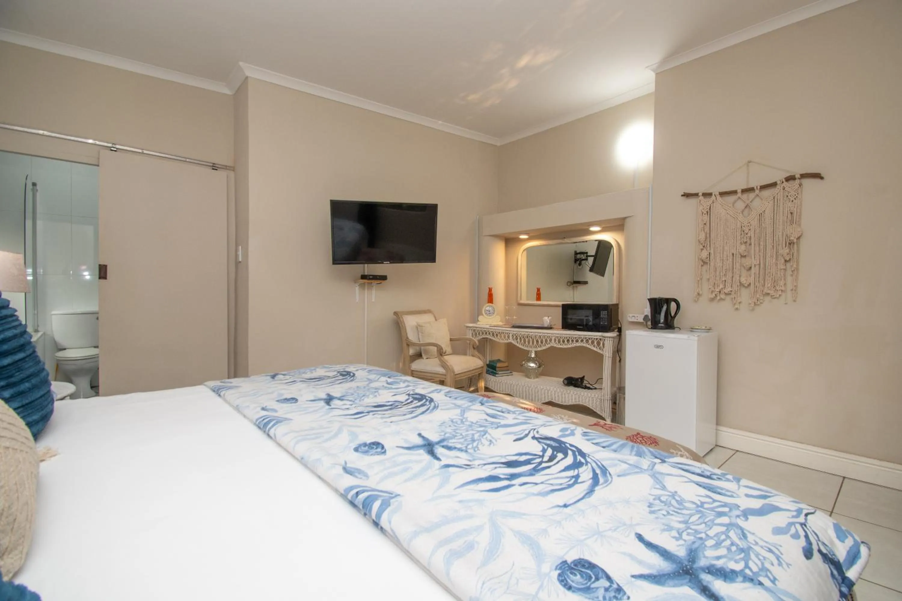 TV and multimedia, Bed in No 20 On the Beach Guesthouse