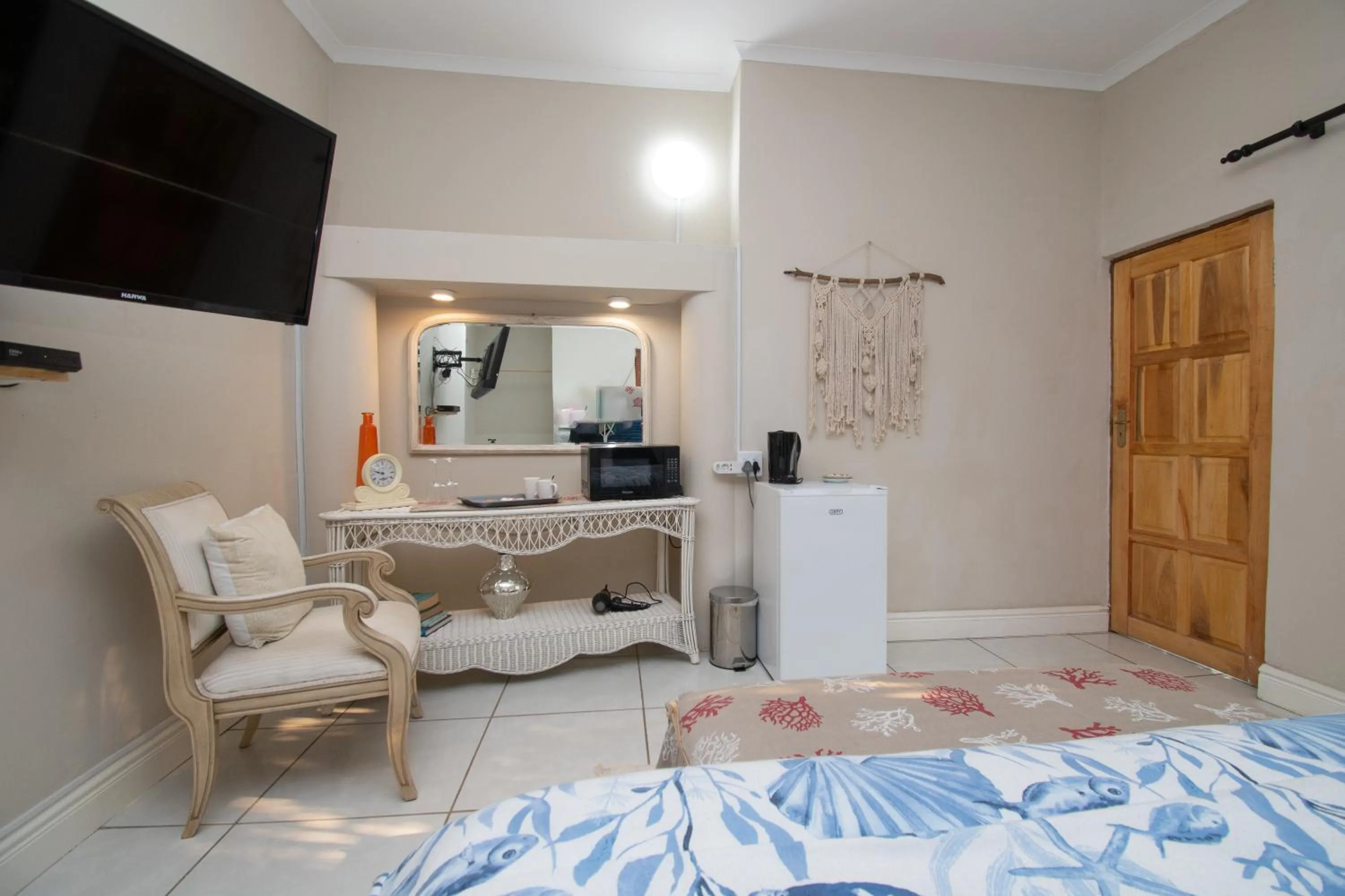 TV and multimedia, Bed in No 20 On the Beach Guesthouse