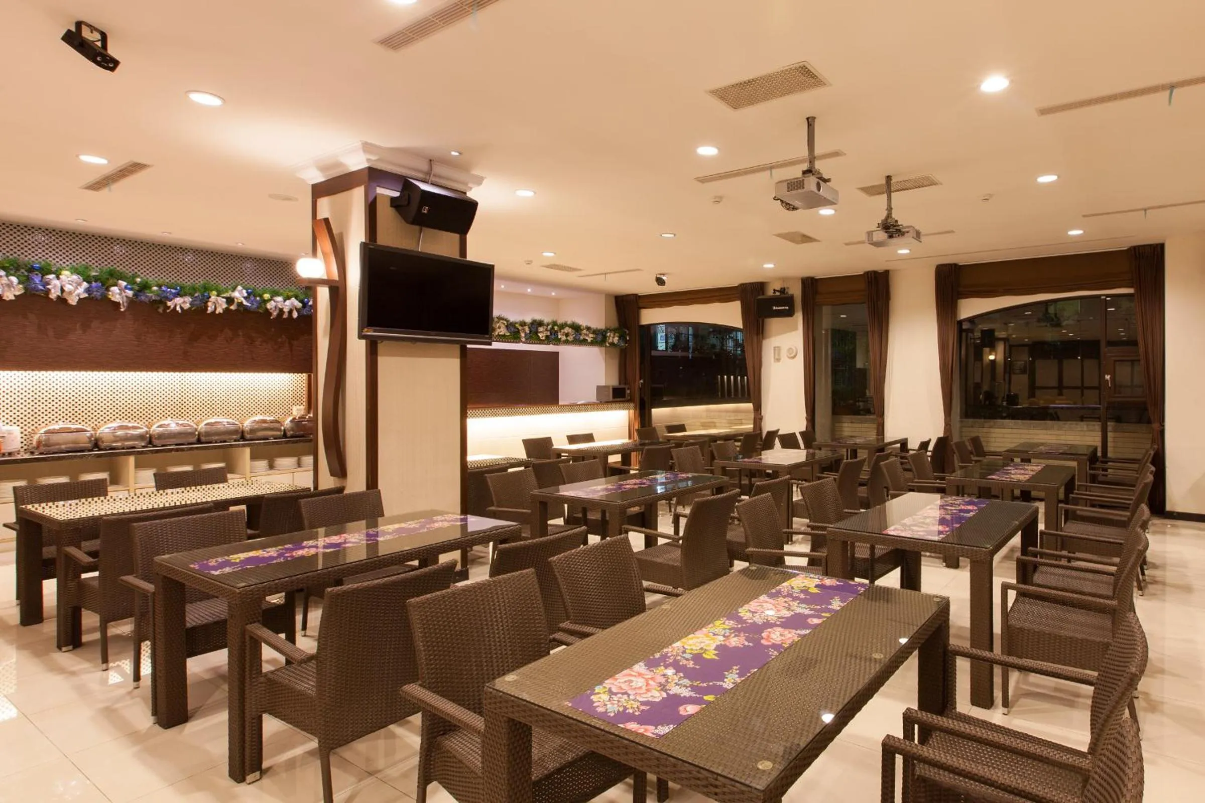 Restaurant/places to eat in F Hotel - Sanyi