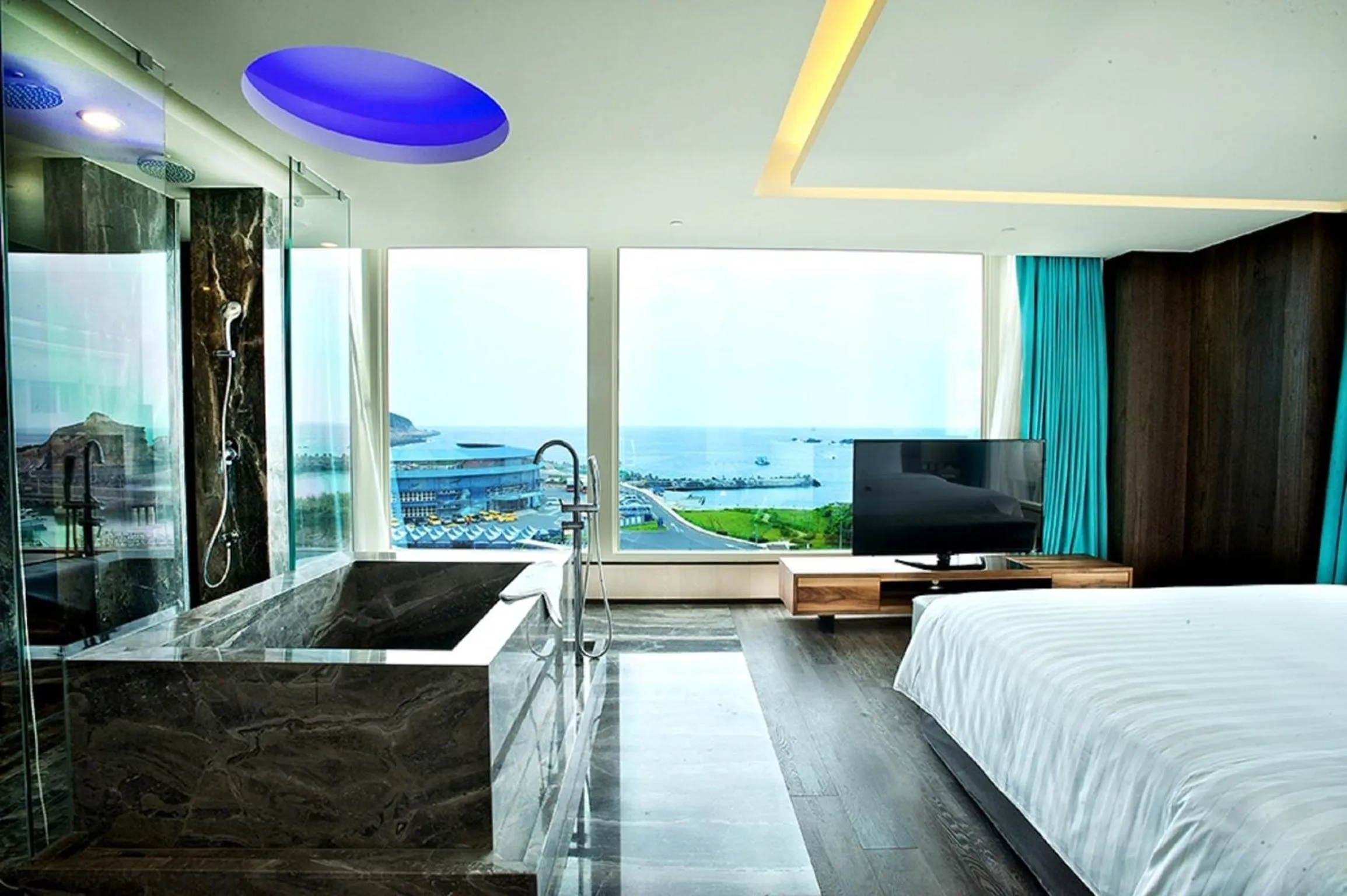 Photo of the whole room, Bed in Inhouse Hotel Yehliu