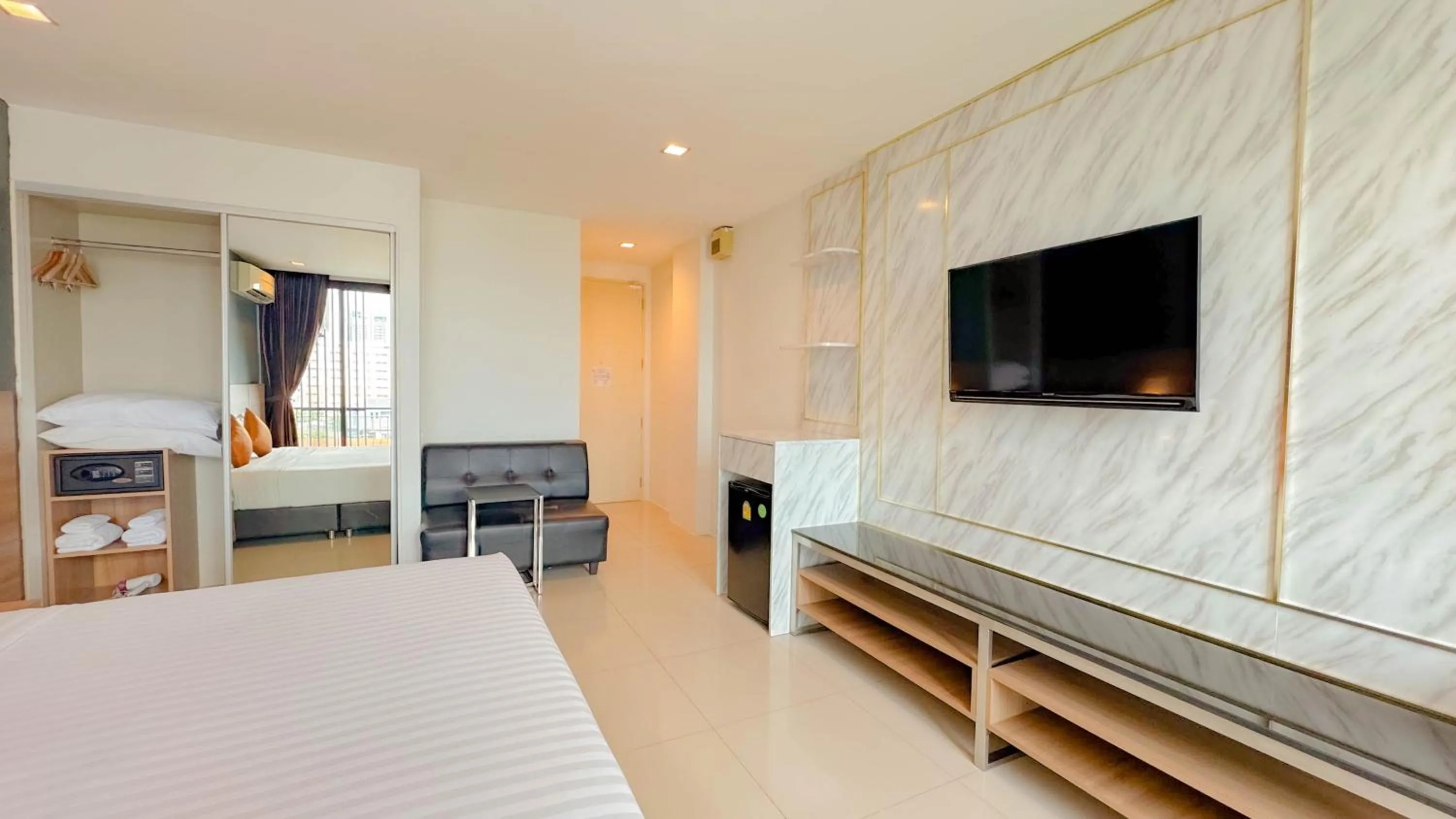 Bed in Marigold Sukhumvit - Free Shuttle to BTS Bearing Station