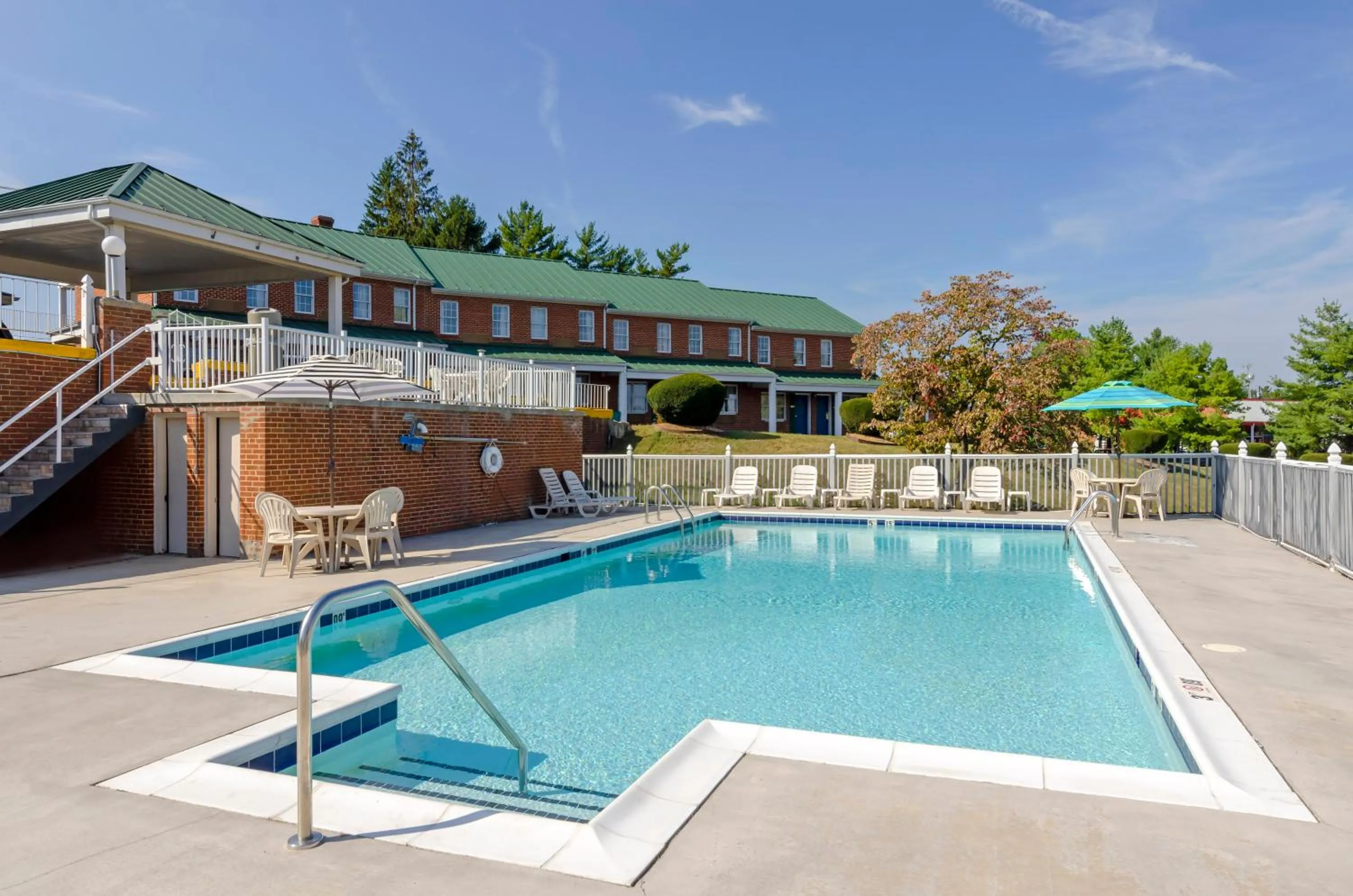 Swimming pool in Econo Lodge Waynesboro - Skyline Drive
