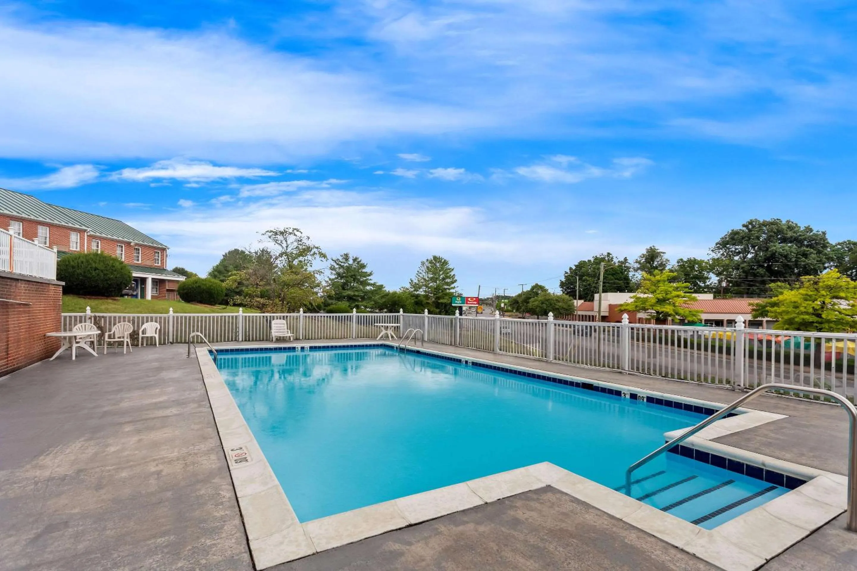 Swimming pool in Econo Lodge Waynesboro - Skyline Drive