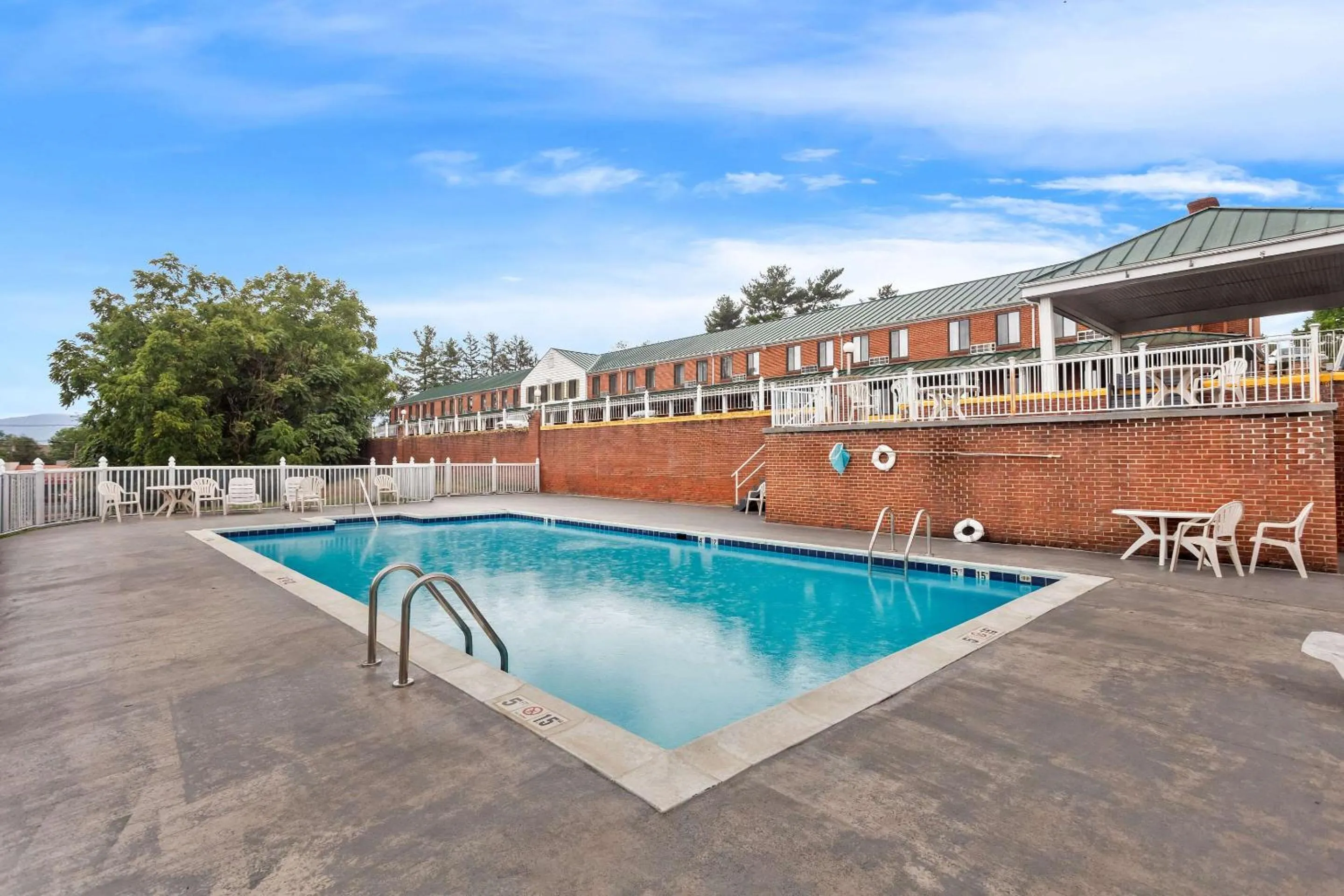 Swimming pool in Econo Lodge Waynesboro - Skyline Drive