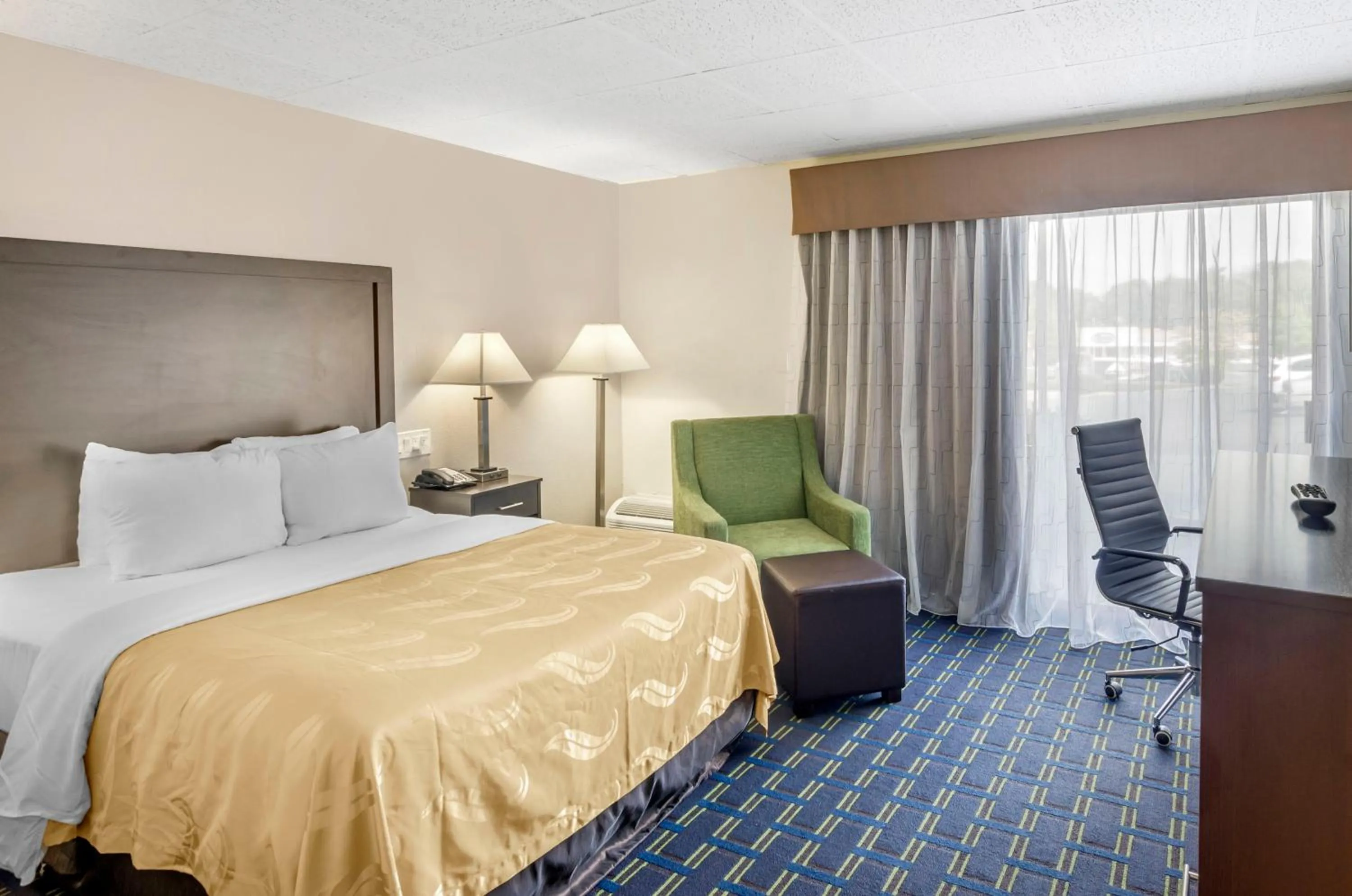 Bedroom, Bed in Econo Lodge Waynesboro - Skyline Drive