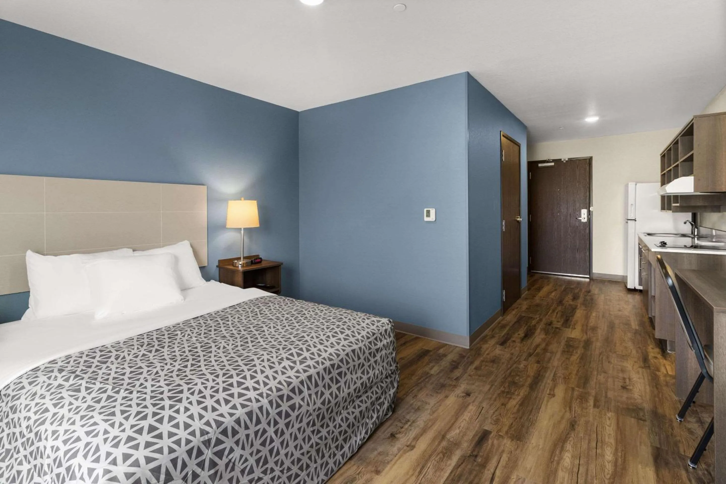 Bedroom, Bed in WoodSpring Suites Bowling Green I-65