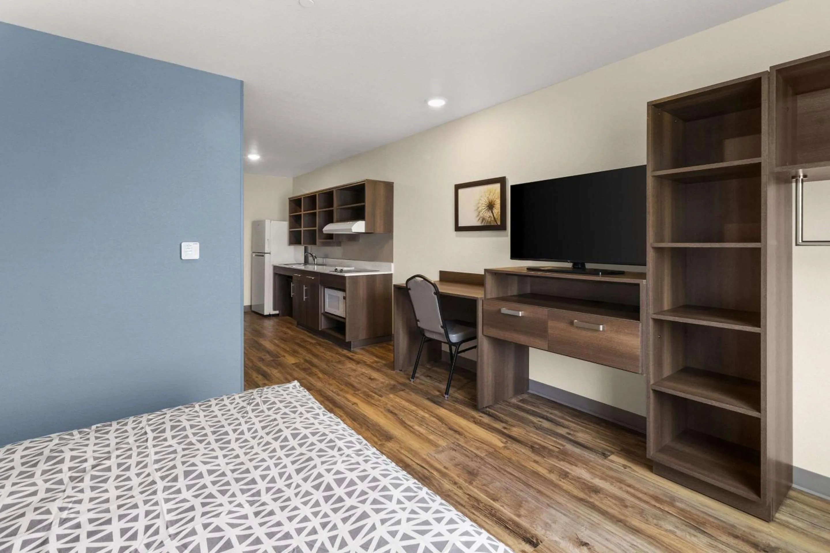 Bedroom, Bed in WoodSpring Suites Bowling Green I-65