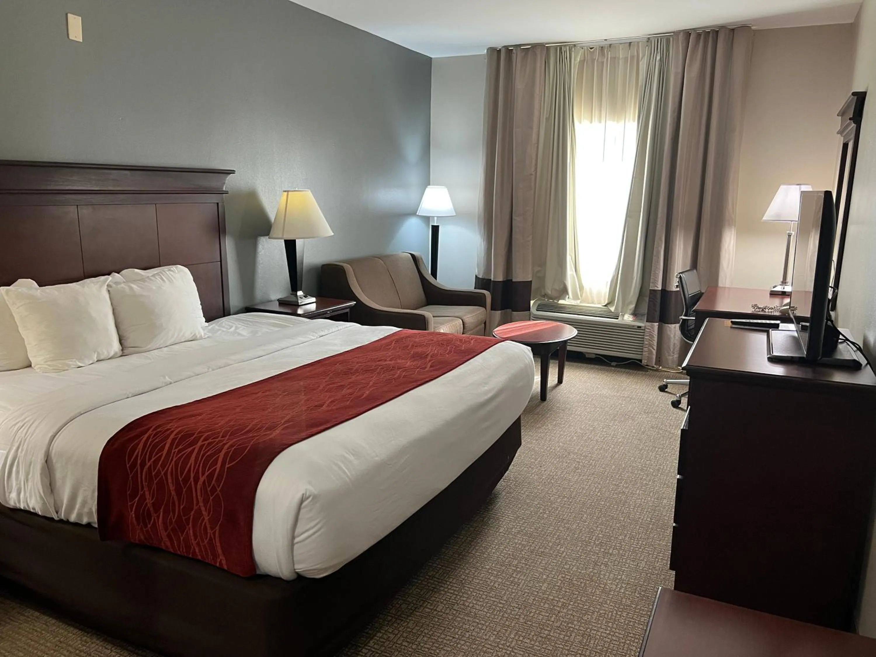 Bedroom in Comfort Inn I-49 South