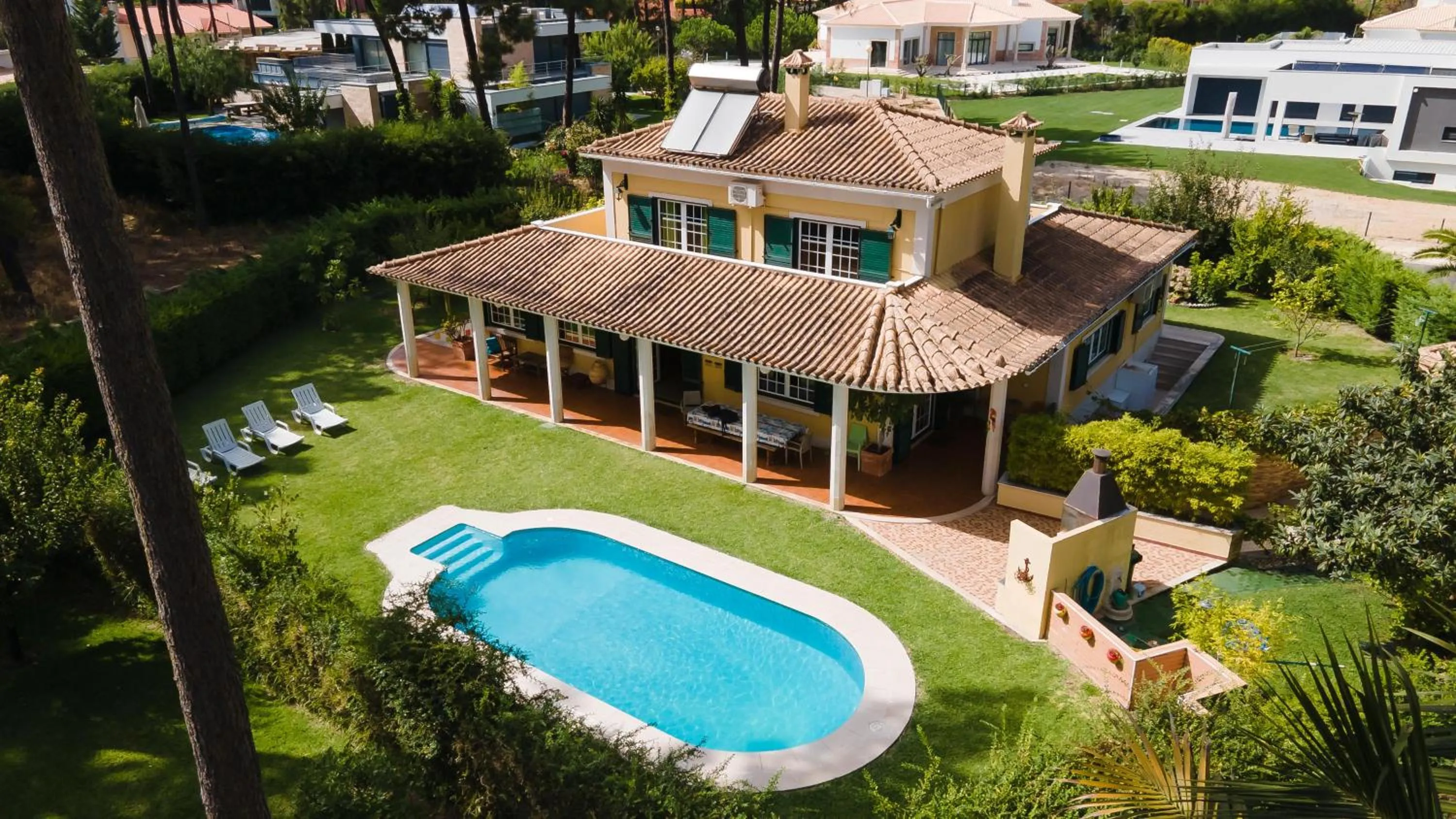 Aroeira Villa Sleeps 10 with Pool