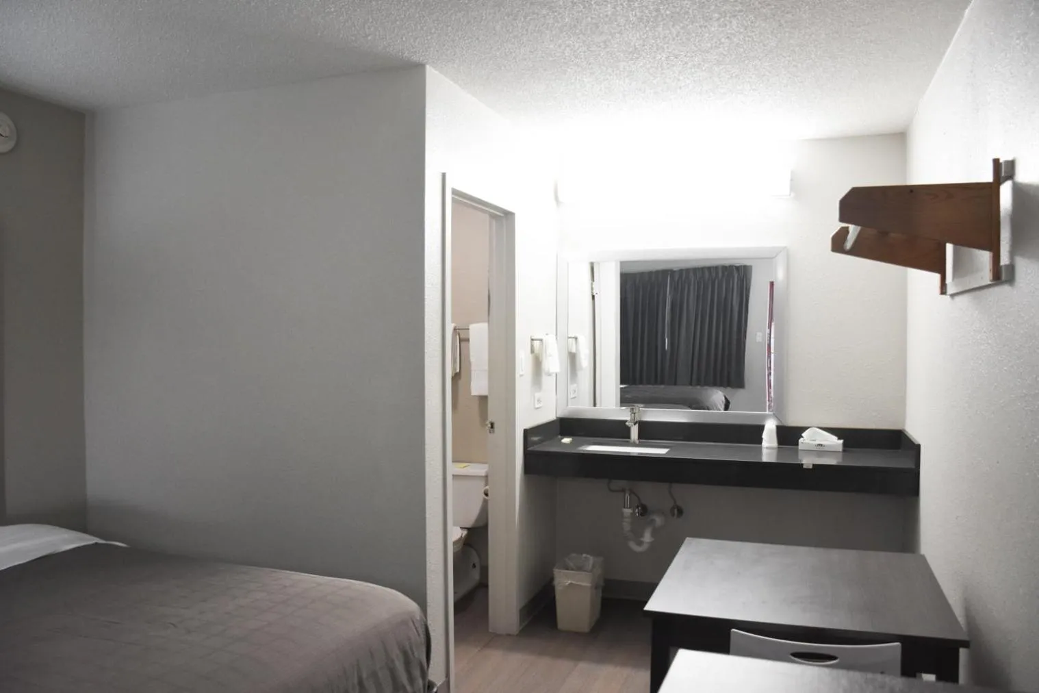 hair dresser, Bed in Bridgeview Inn Chicago Area