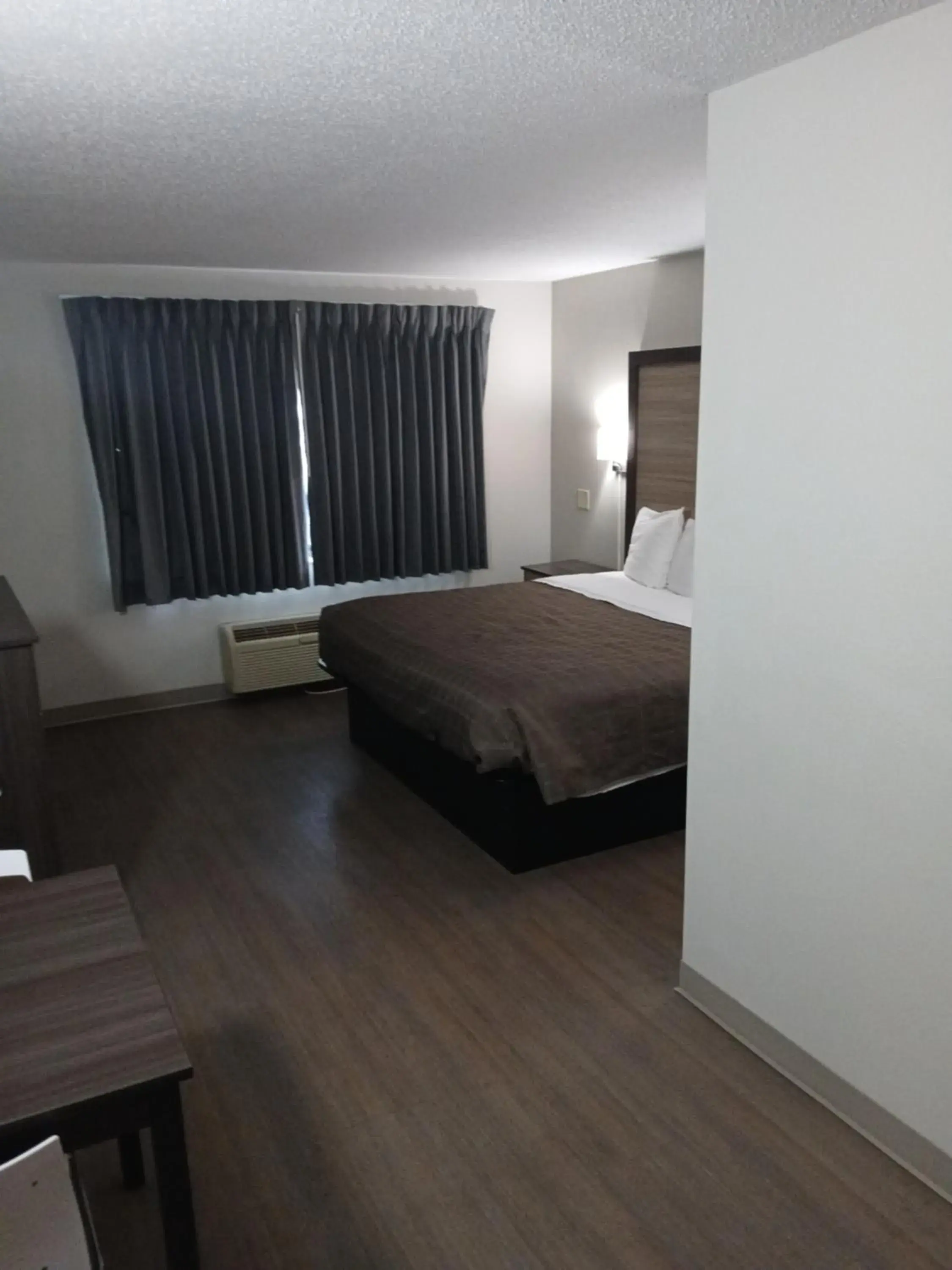 Bedroom, Bed in Bridgeview Inn Chicago Area Bedroom, Bed in Bridgeview Inn Chicago Area