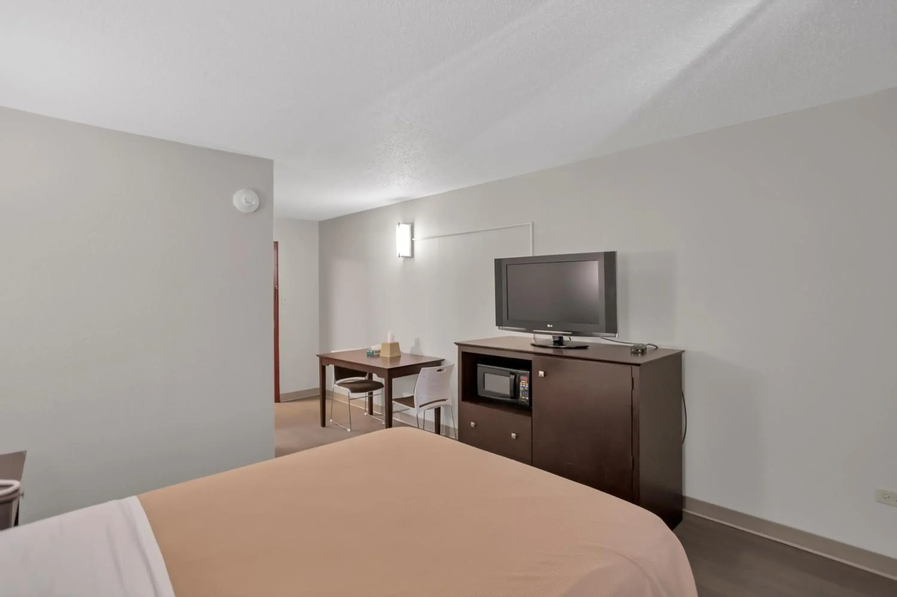 Photo of the whole room, Bed in Bridgeview Inn Chicago Area Photo of the whole room, Bed in Bridgeview Inn Chicago Area