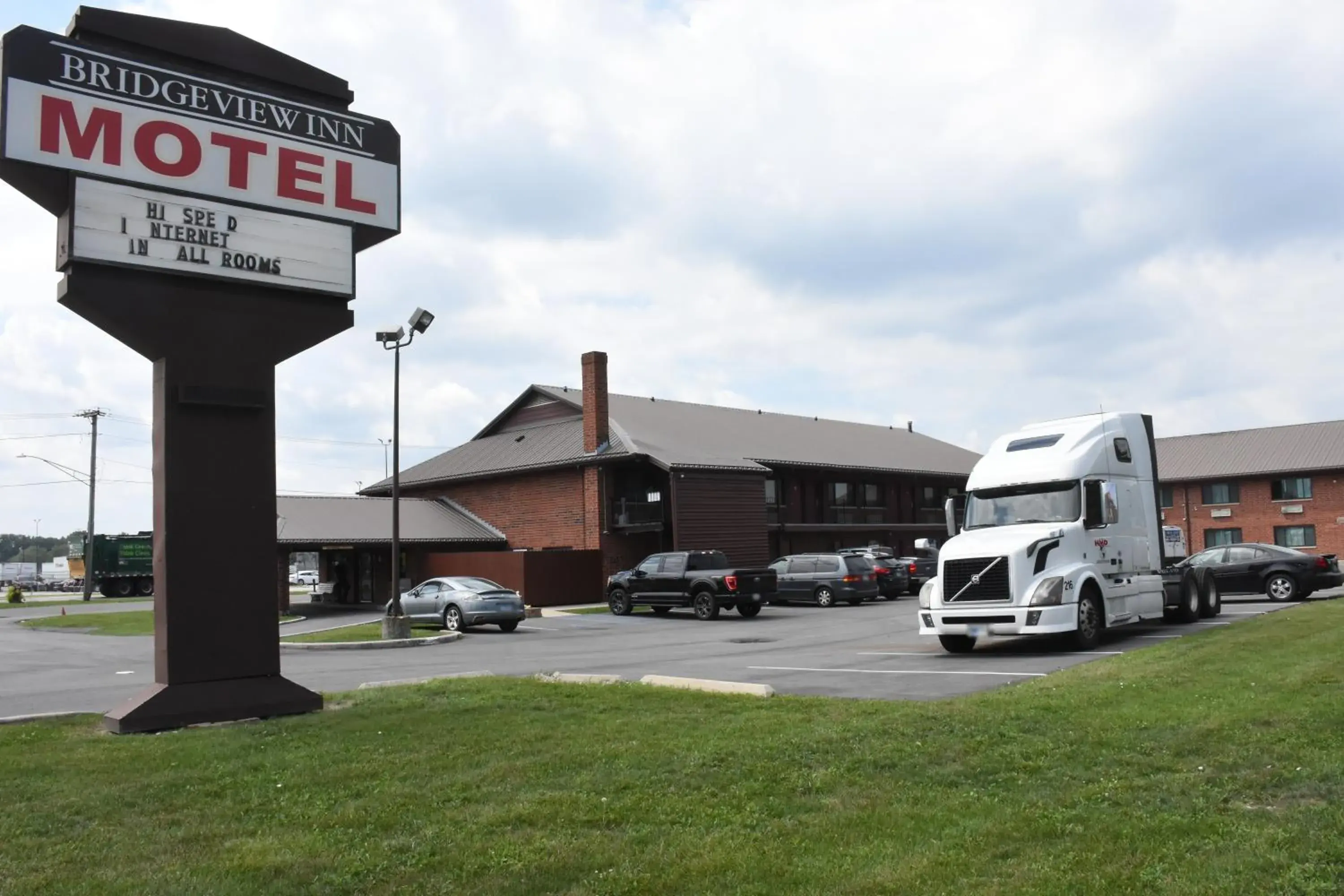 Property building in Bridgeview Inn Chicago Area Property building in Bridgeview Inn Chicago Area