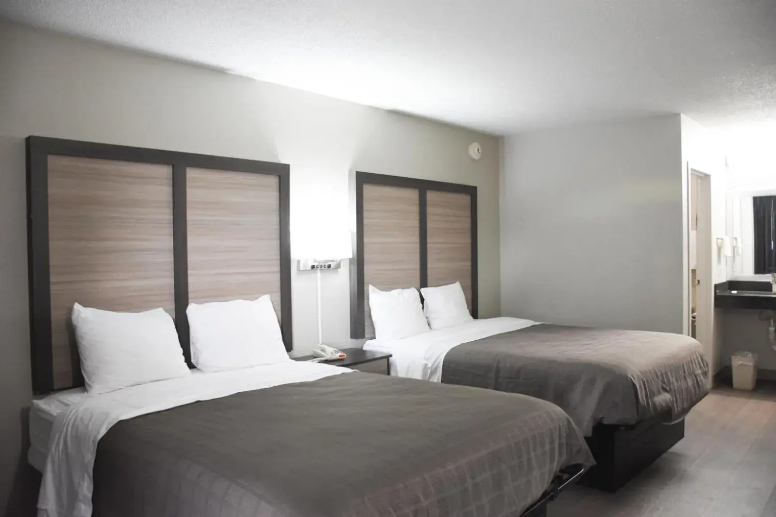 Bedroom, Bed in Bridgeview Inn Chicago Area Bedroom, Bed in Bridgeview Inn Chicago Area