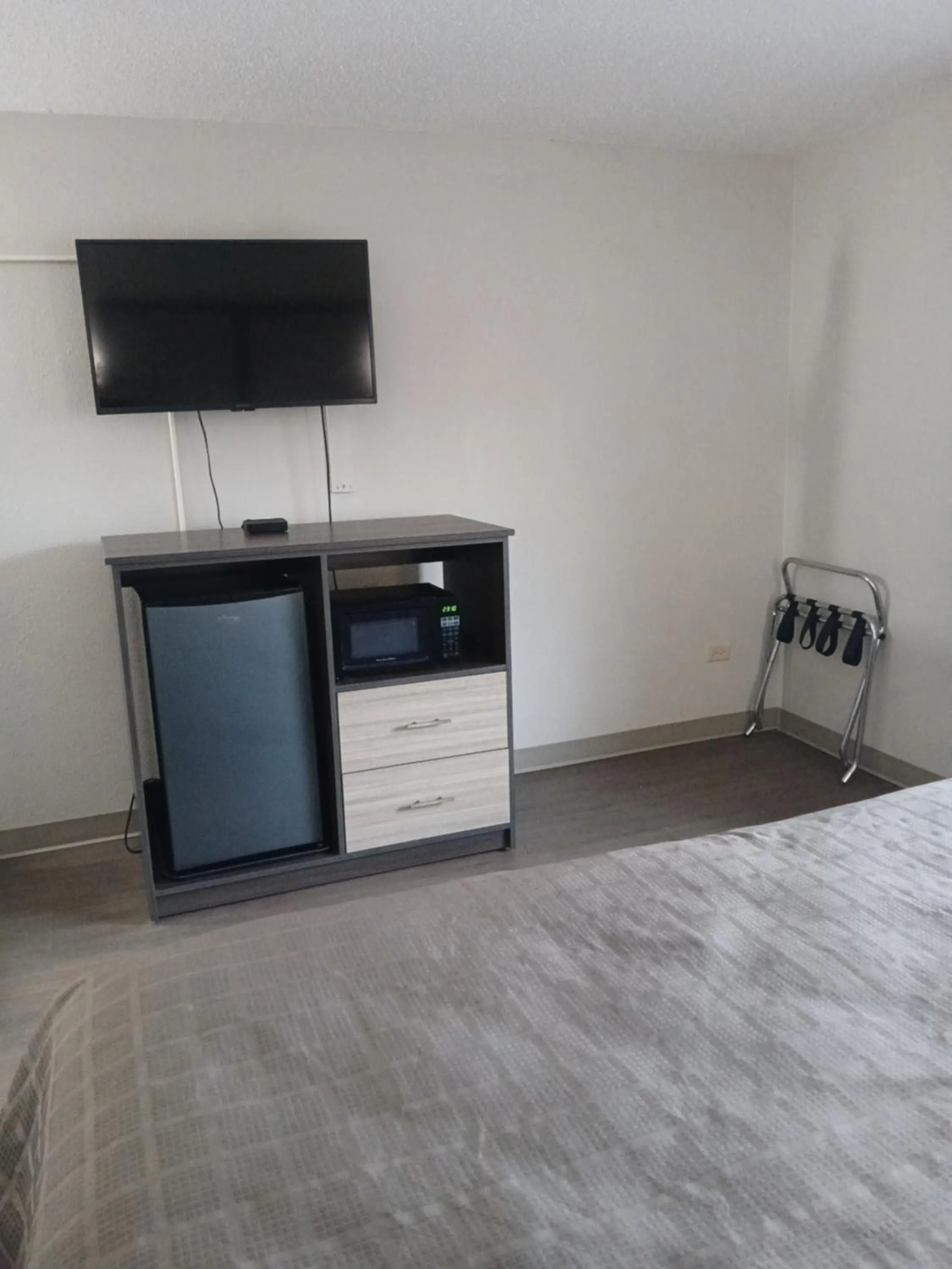 TV and multimedia, Bed in Bridgeview Inn Chicago Area