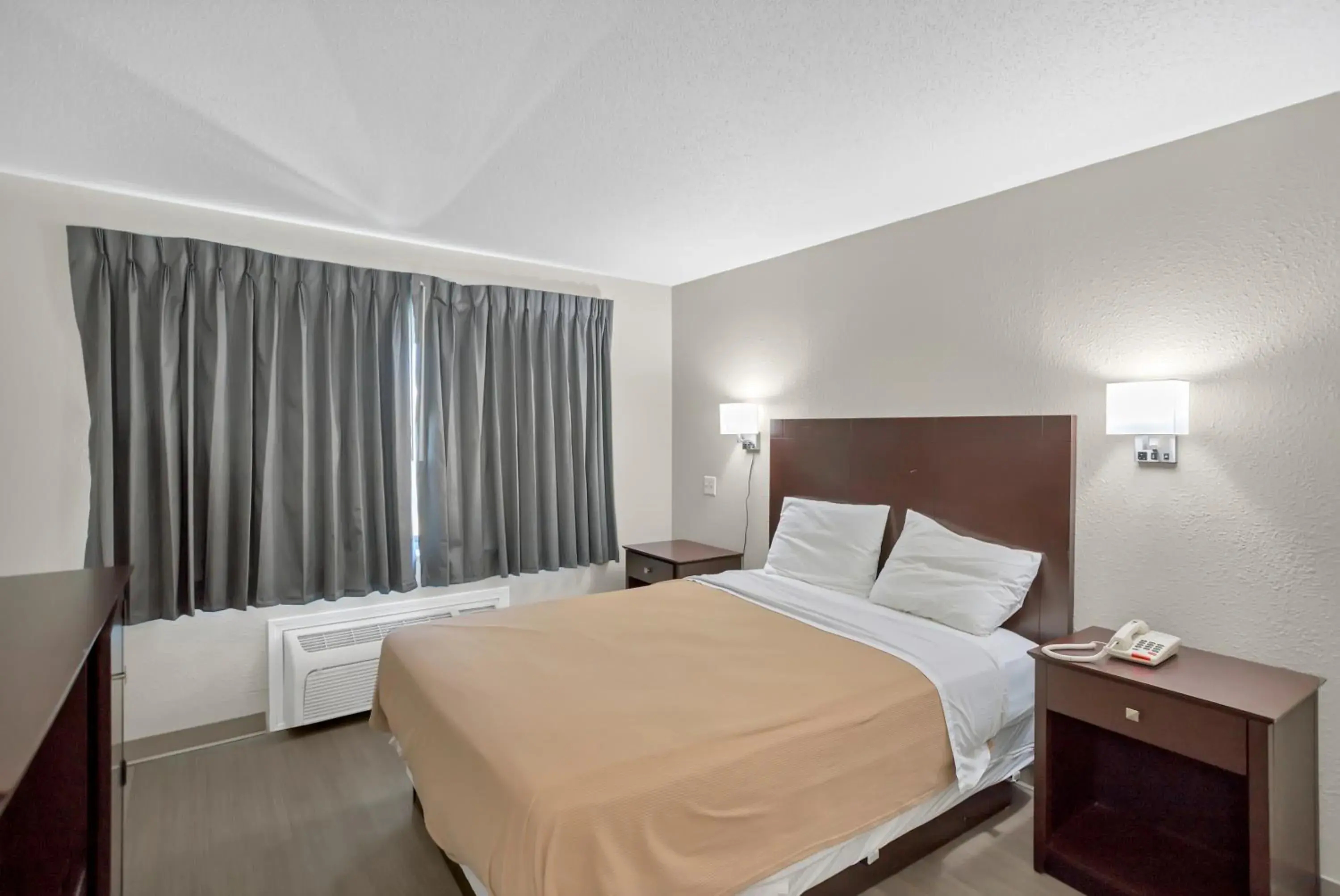 Bedroom, Bed in Bridgeview Inn Chicago Area Bedroom, Bed in Bridgeview Inn Chicago Area