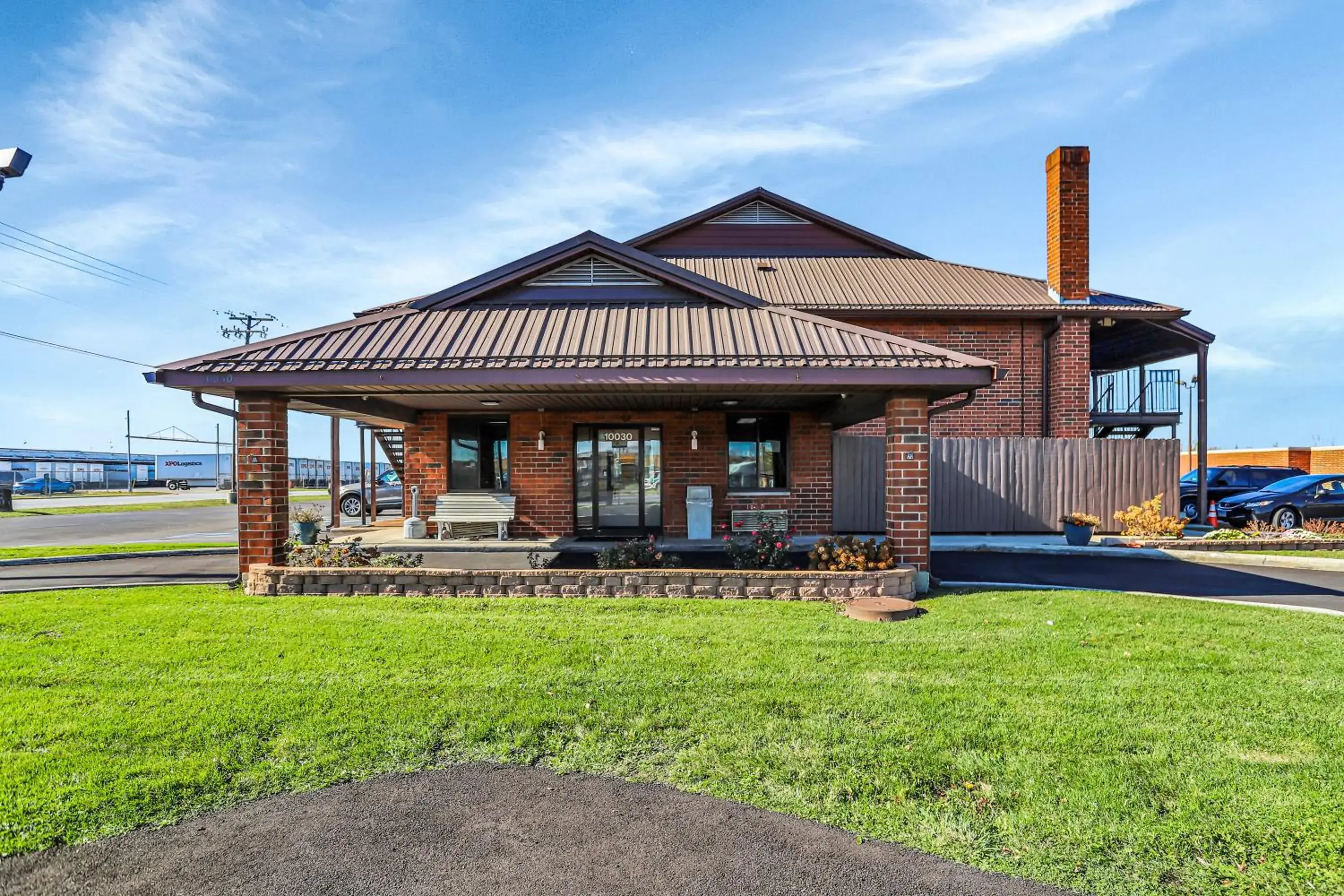 Property building in Bridgeview Inn Chicago Area Property building in Bridgeview Inn Chicago Area