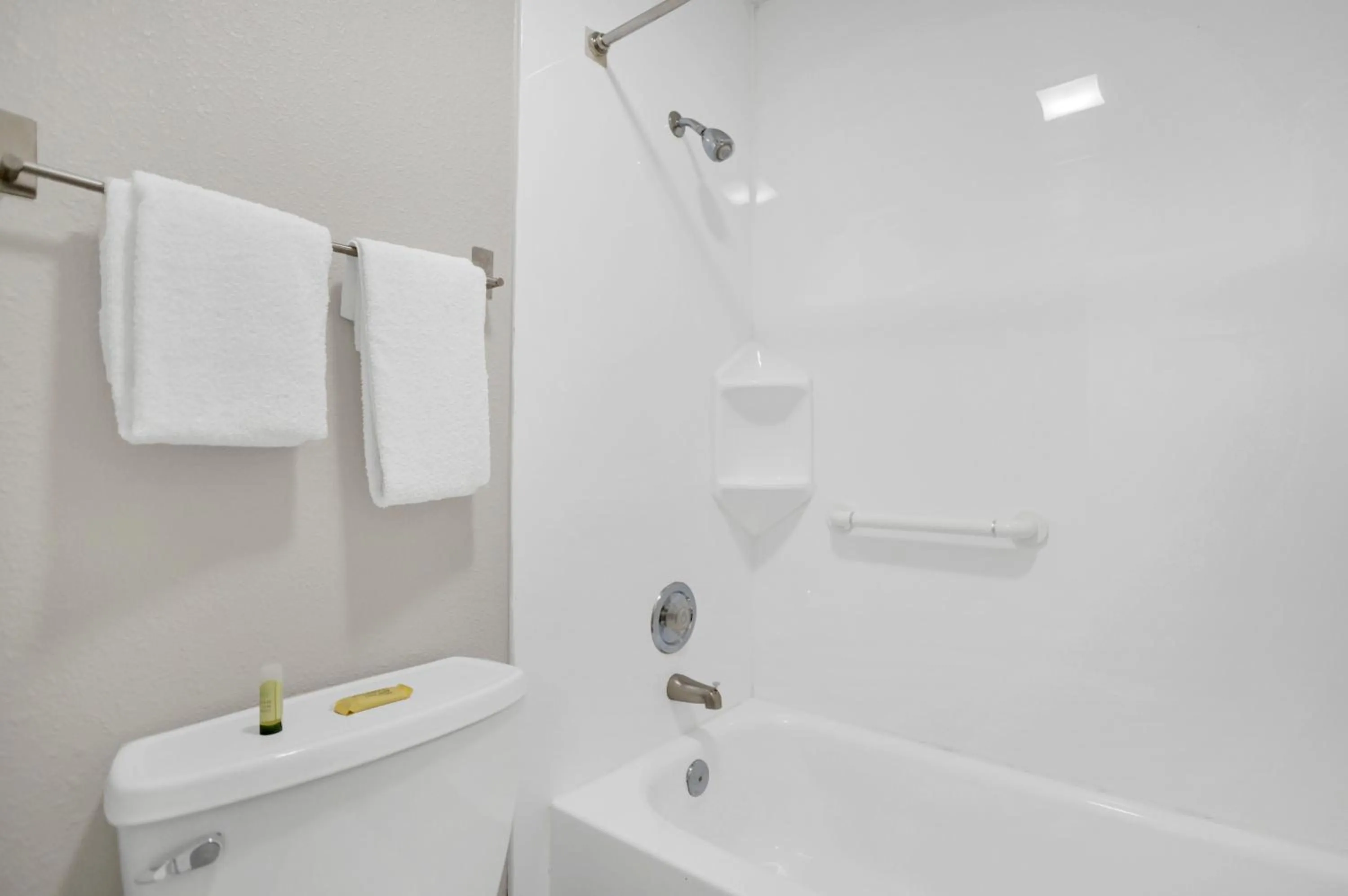 Bathroom in Bridgeview Inn Chicago Area