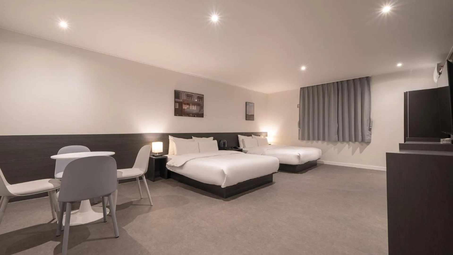 Photo of the whole room, Bed in Workers Hotel Daejeon by Aank