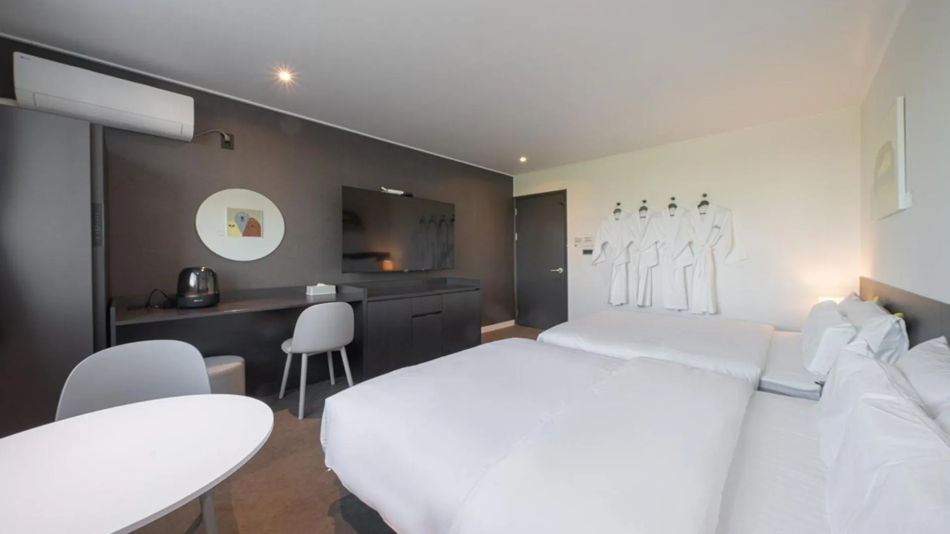 Photo of the whole room, Bed in Workers Hotel Daejeon by Aank