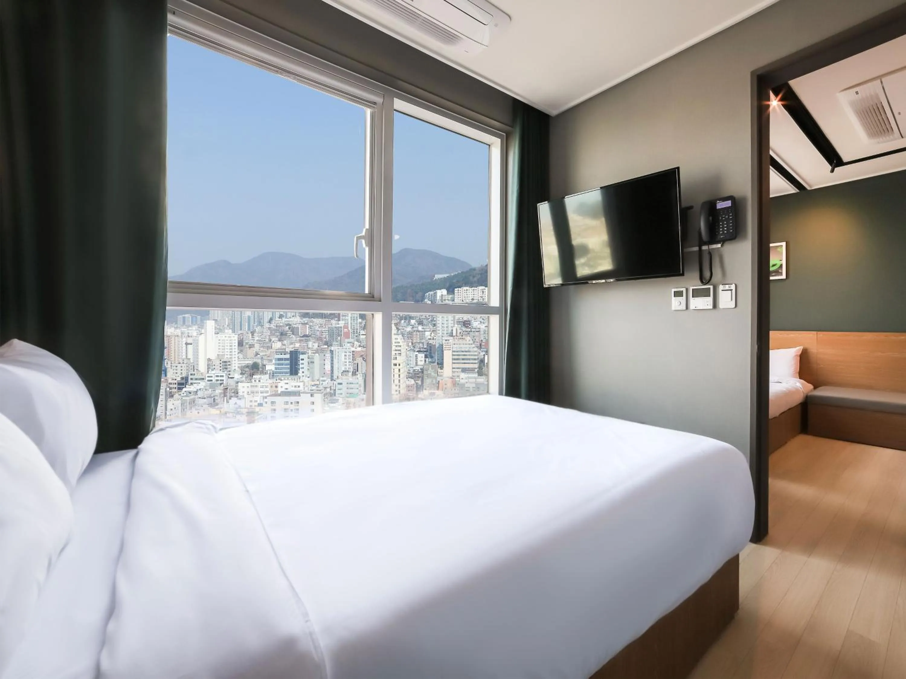 Photo of the whole room, Bed in Busan Nampo Cotice The Ground