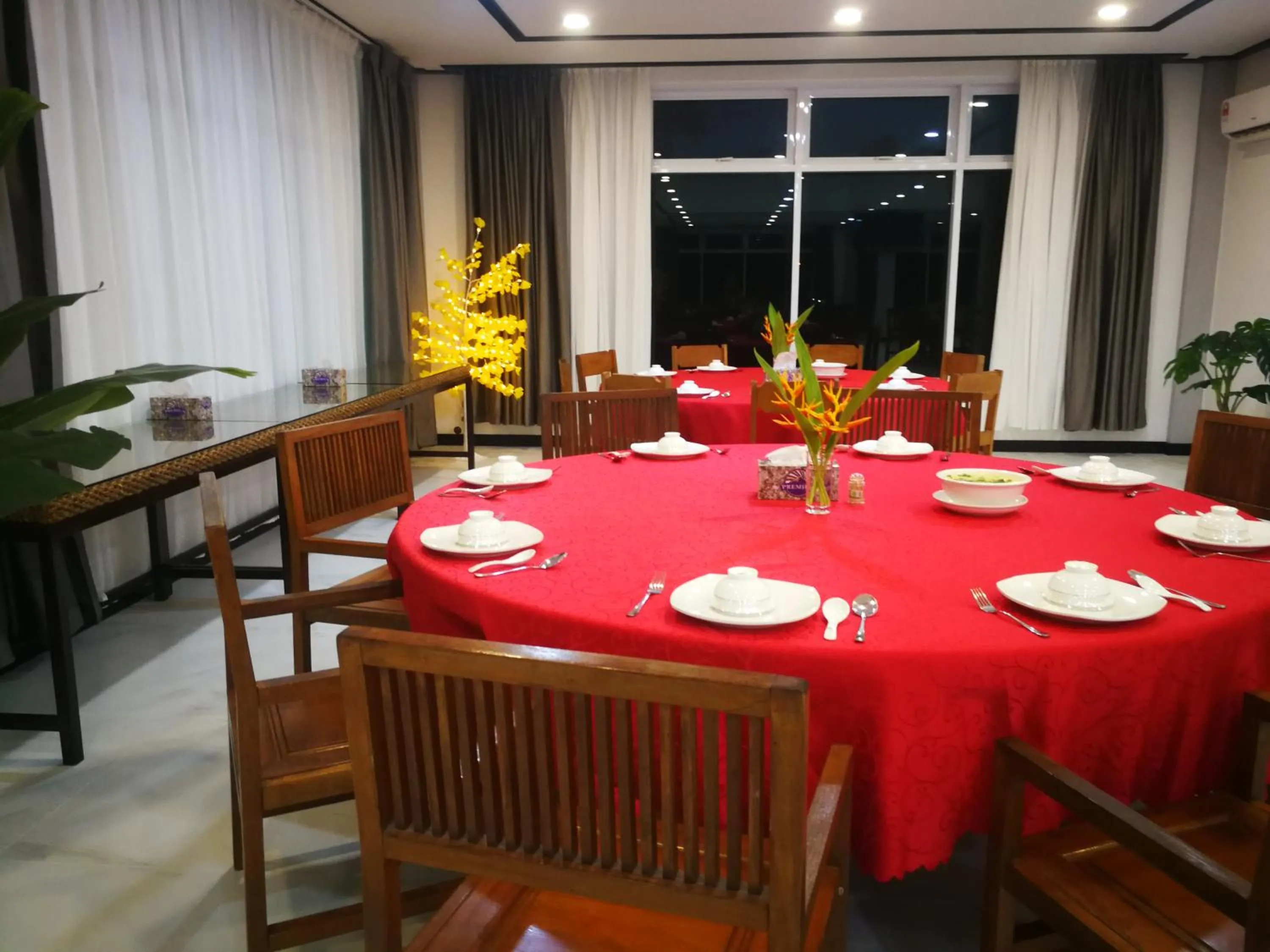 Restaurant/places to eat in Marina Hotel