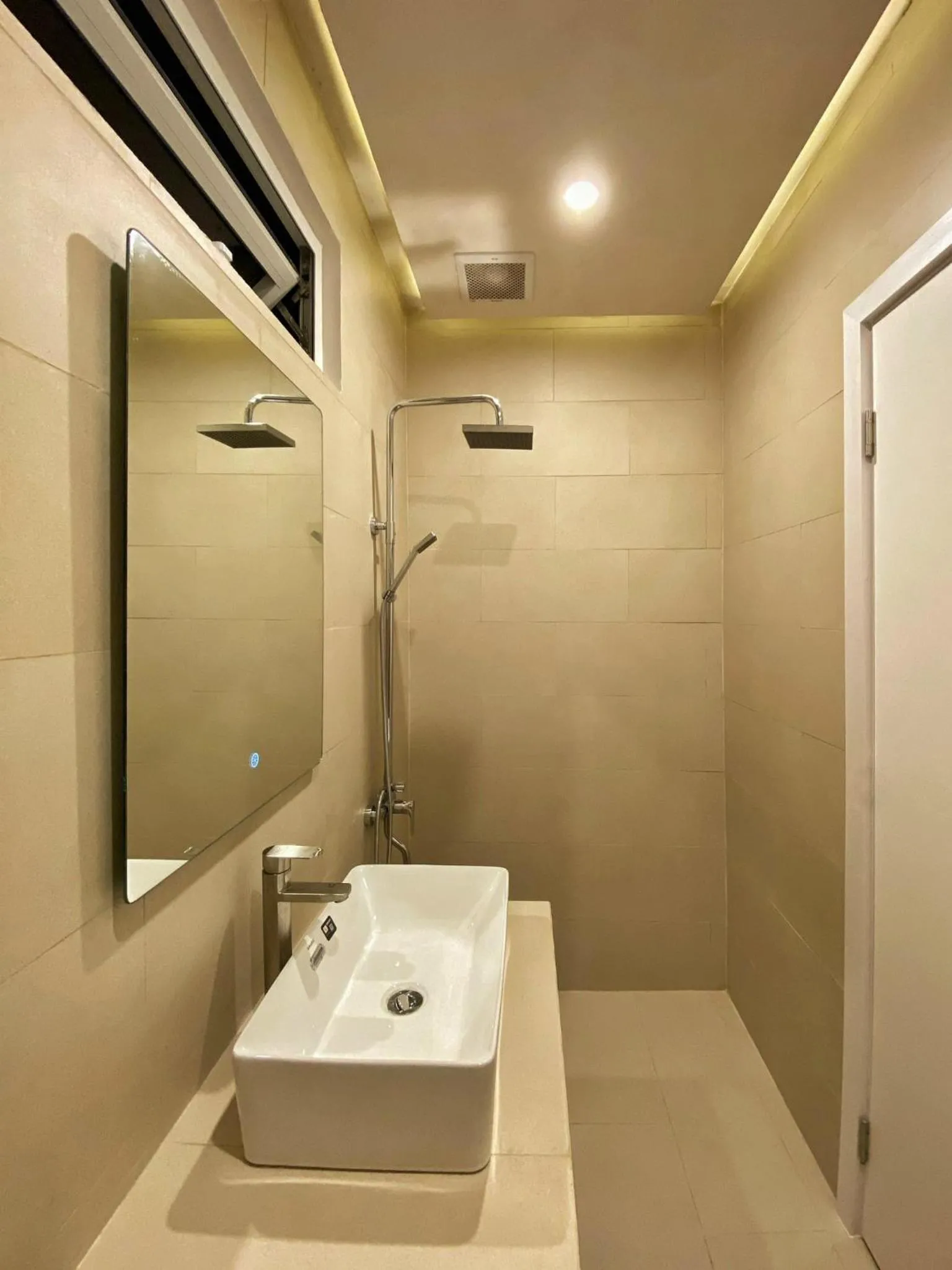 Shower in AMBERGRIS