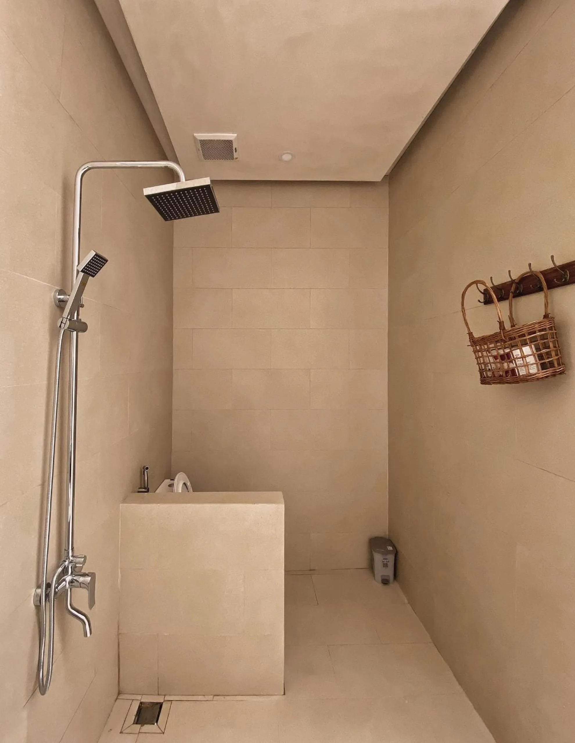 Shower in AMBERGRIS