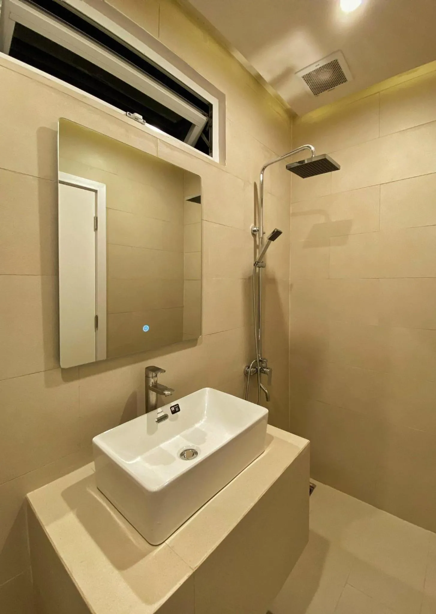 Shower in AMBERGRIS