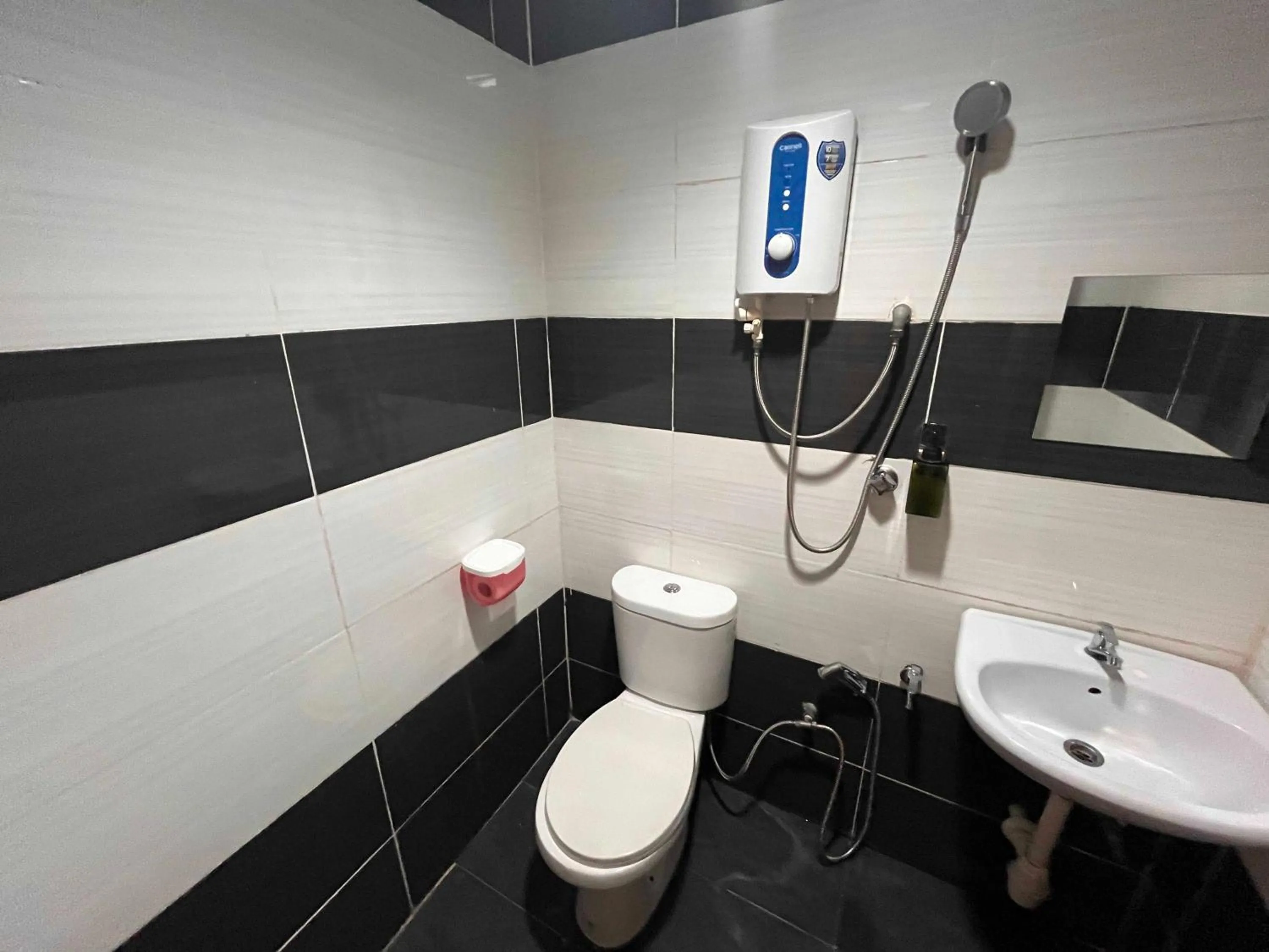 Bathroom in Hotel O RAHMAH SOJOURN CENTRE