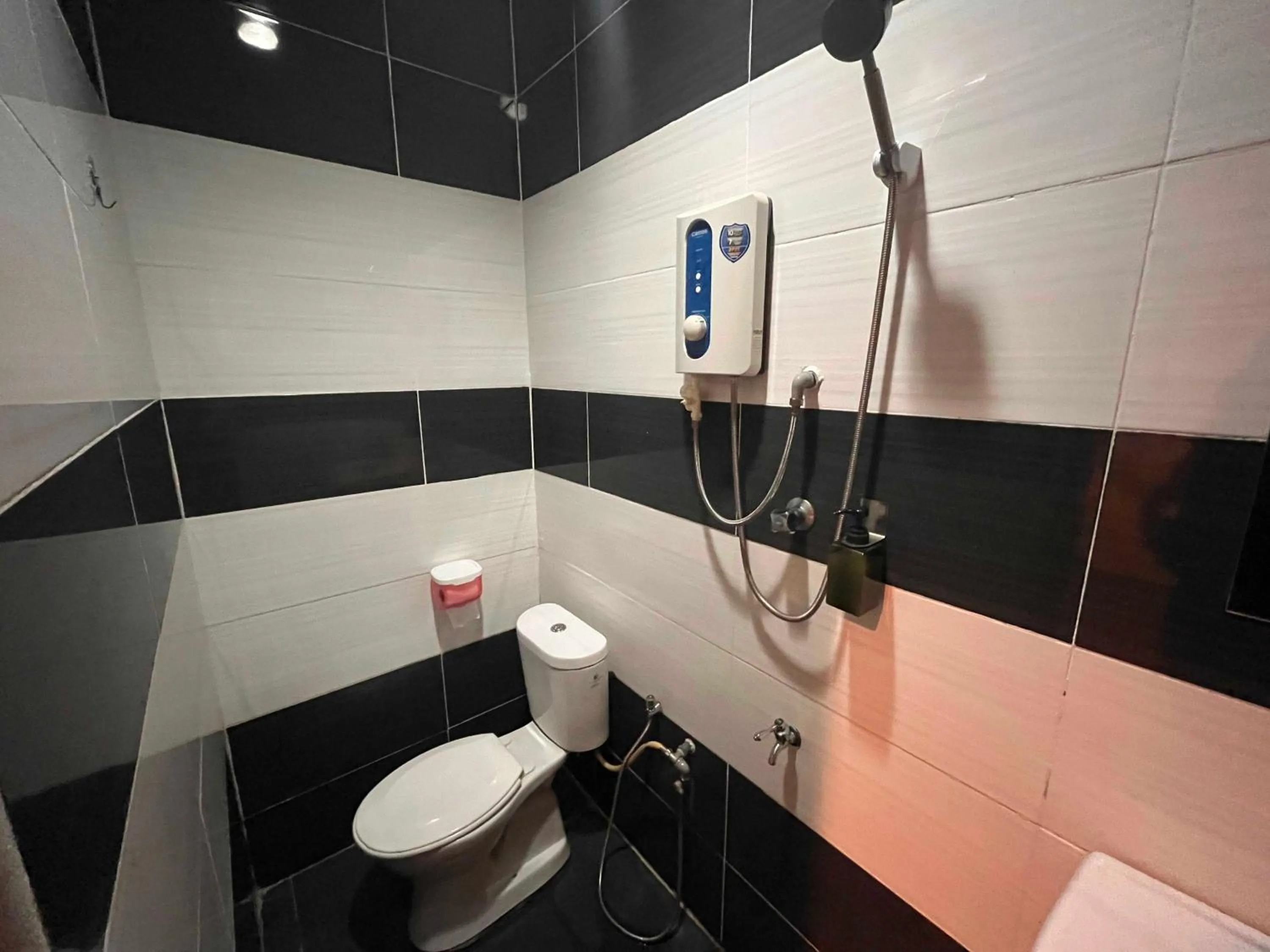 Bathroom in Hotel O RAHMAH SOJOURN CENTRE