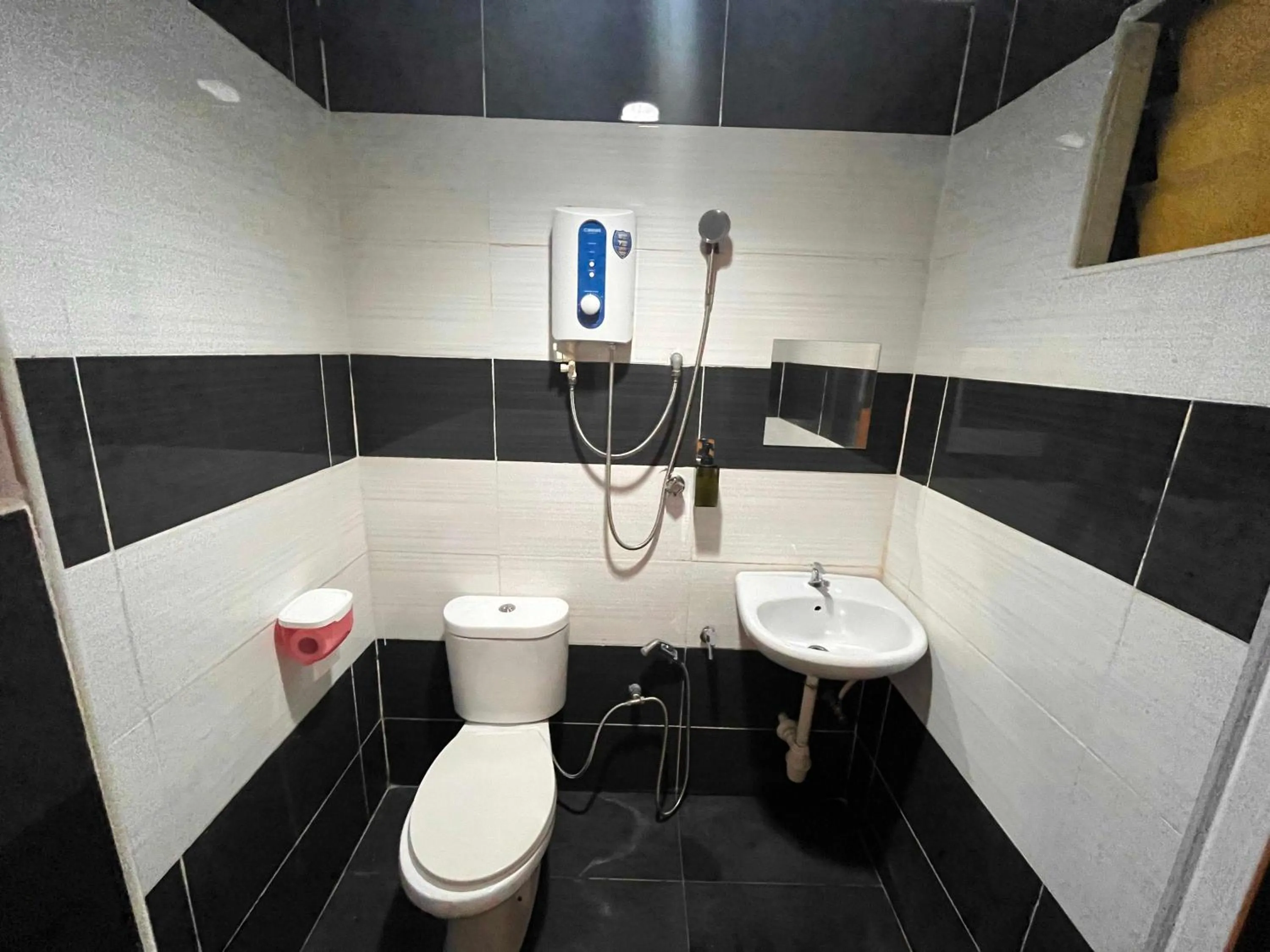 Bathroom in Hotel O RAHMAH SOJOURN CENTRE