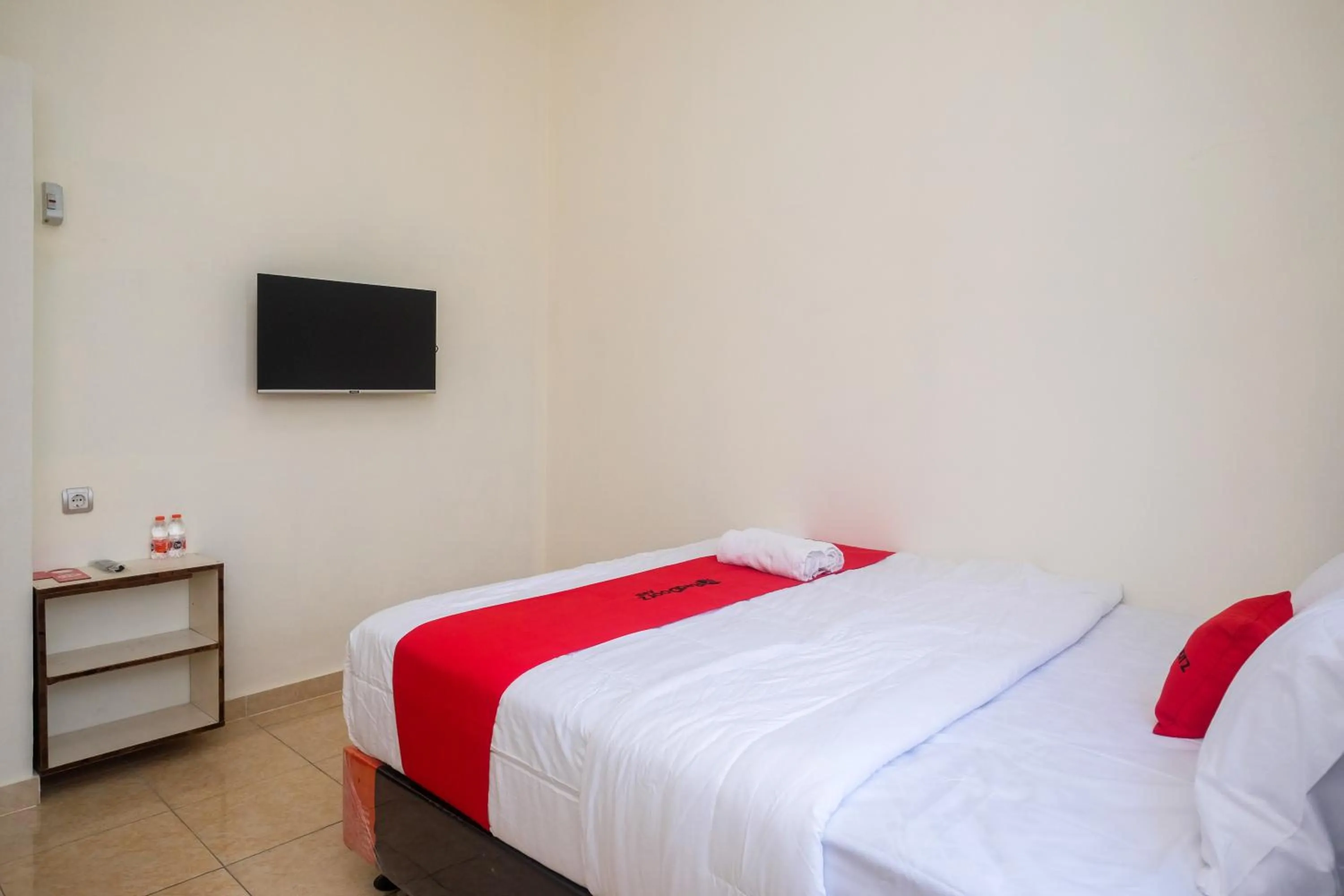 Bedroom, Bed in RedDoorz near Terminal Bus Purwokerto