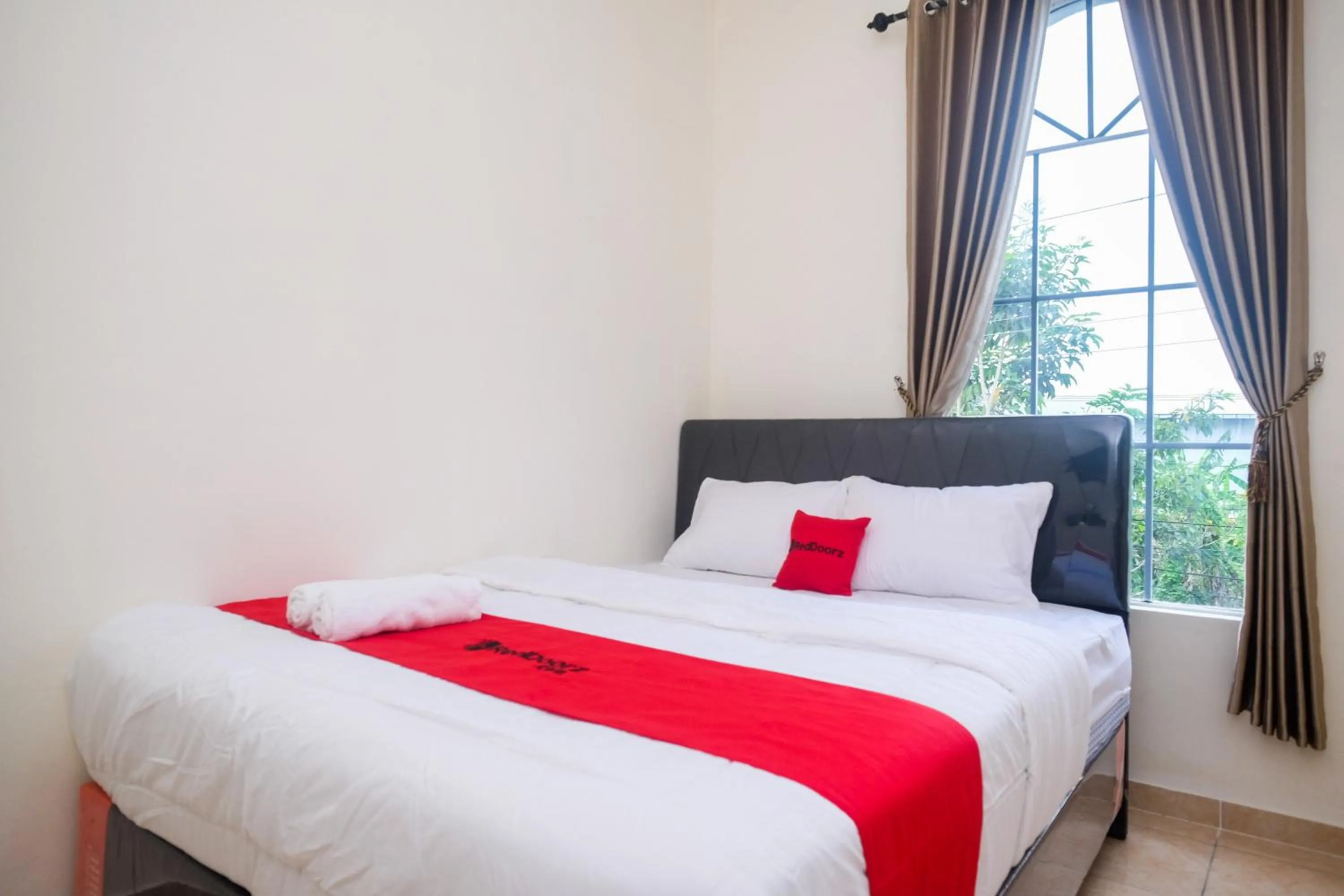 Bedroom, Bed in RedDoorz near Terminal Bus Purwokerto