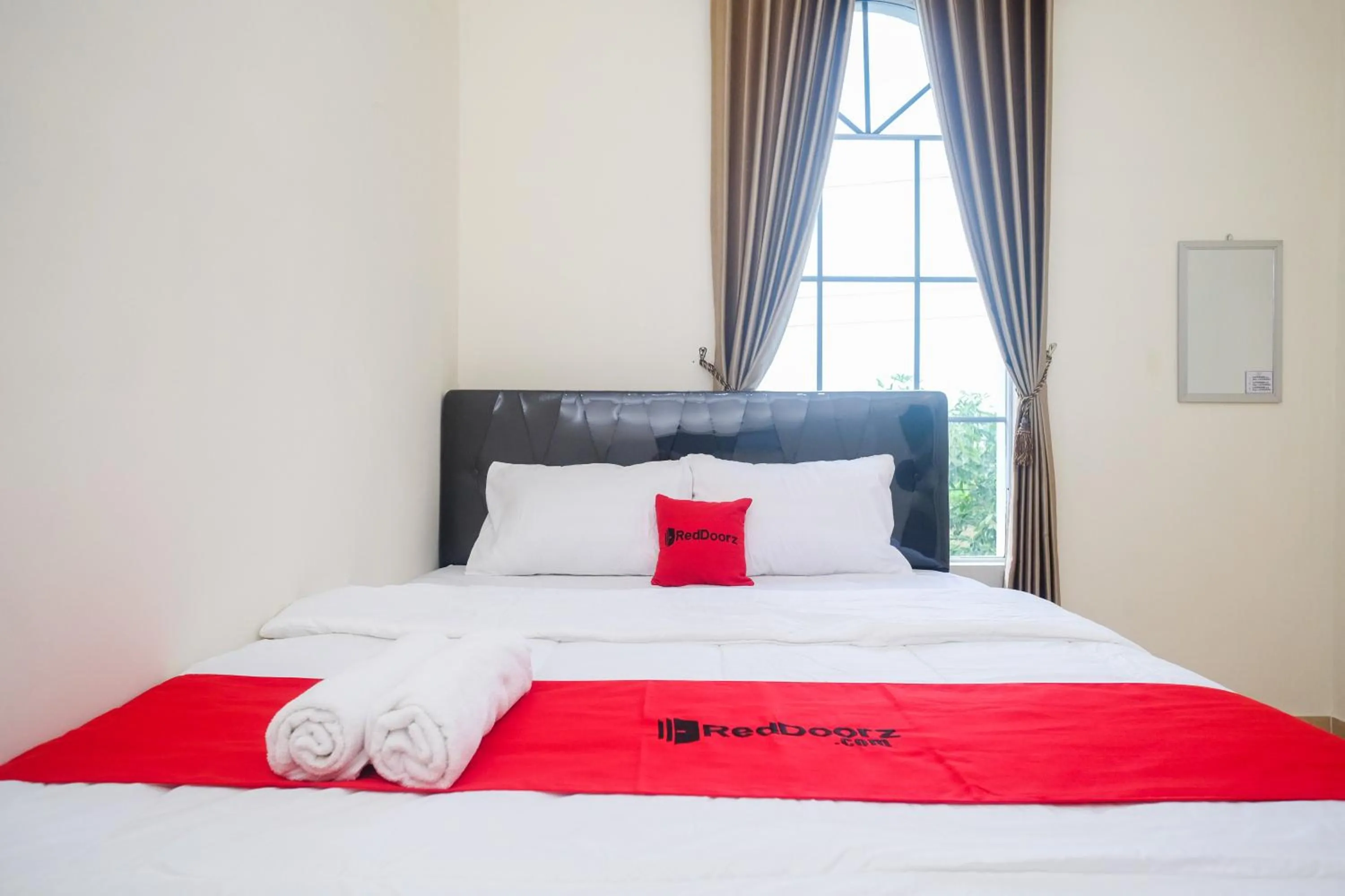 Bedroom, Bed in RedDoorz near Terminal Bus Purwokerto