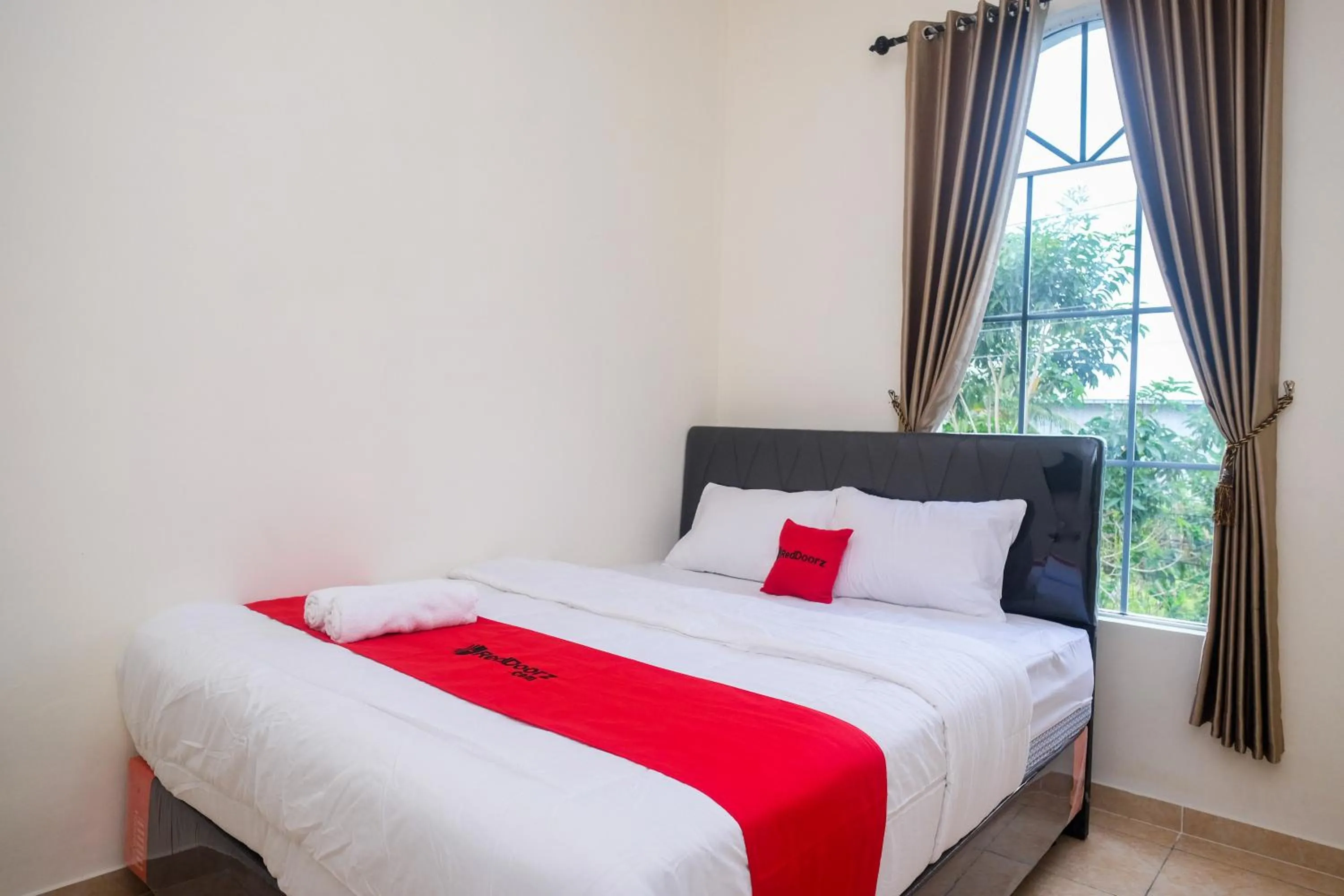 Bedroom, Bed in RedDoorz near Terminal Bus Purwokerto
