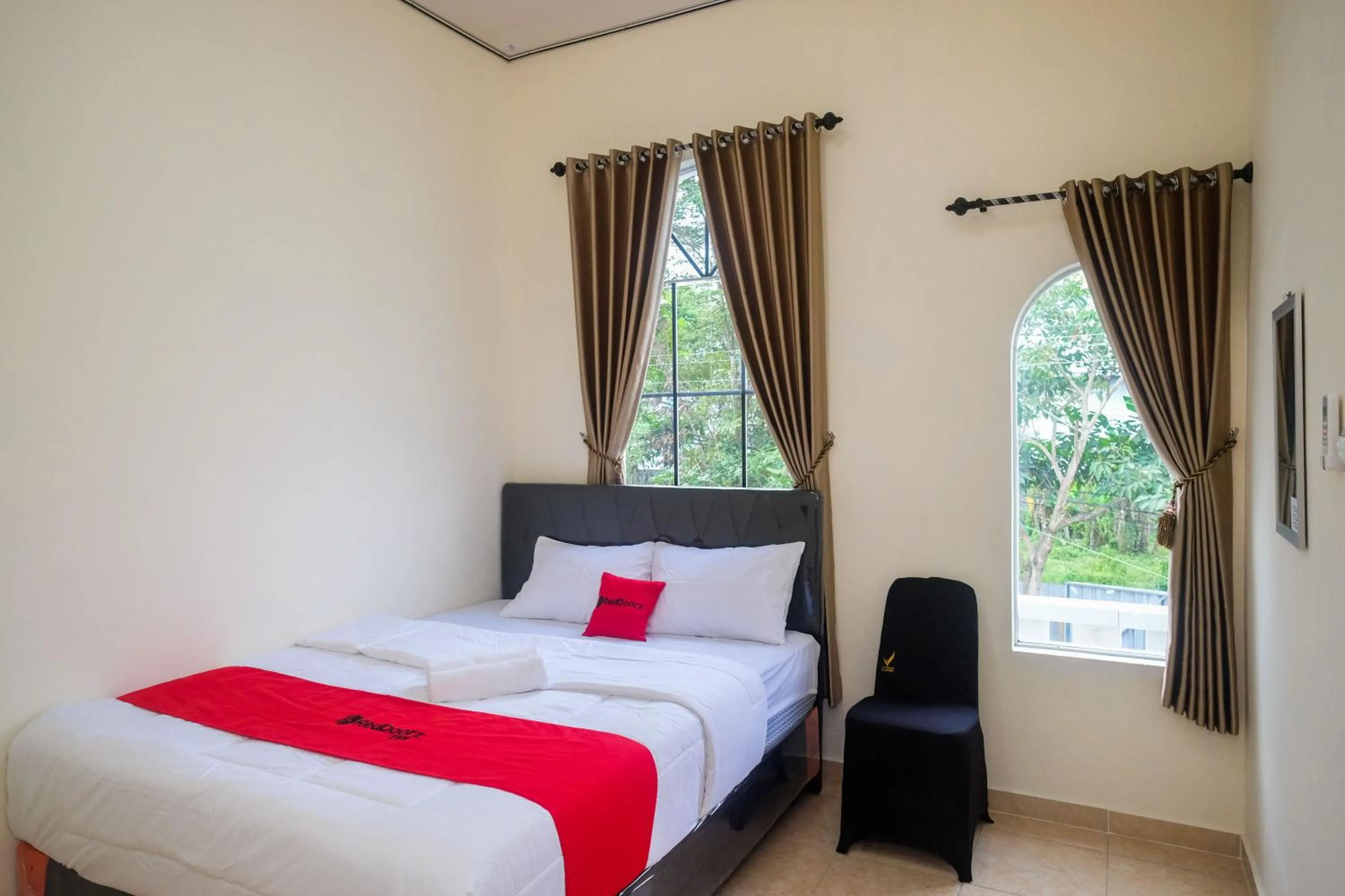 Bedroom, Bed in RedDoorz near Terminal Bus Purwokerto