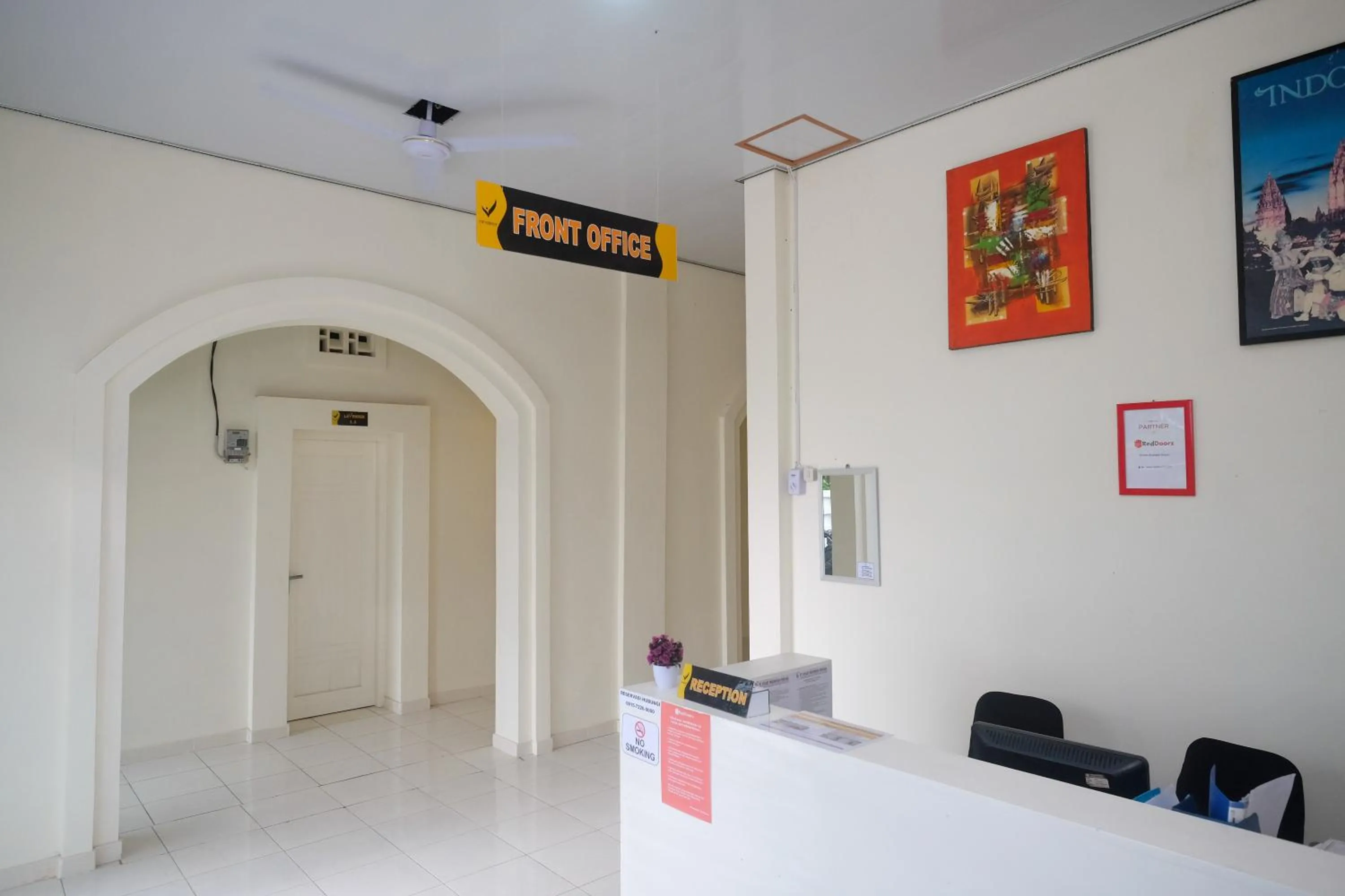 Lobby or reception in RedDoorz near Terminal Bus Purwokerto