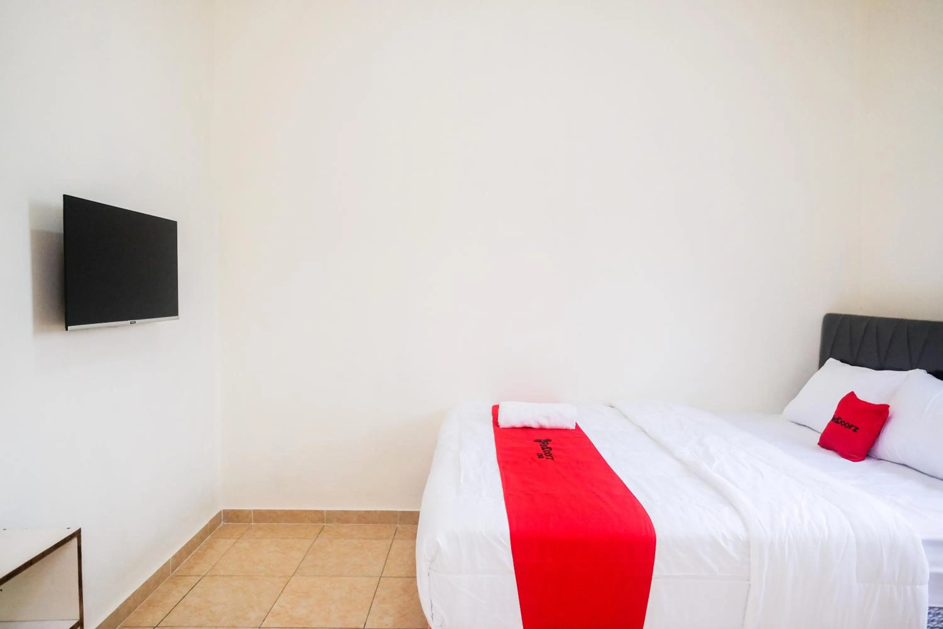 Bedroom, Bed in RedDoorz near Terminal Bus Purwokerto