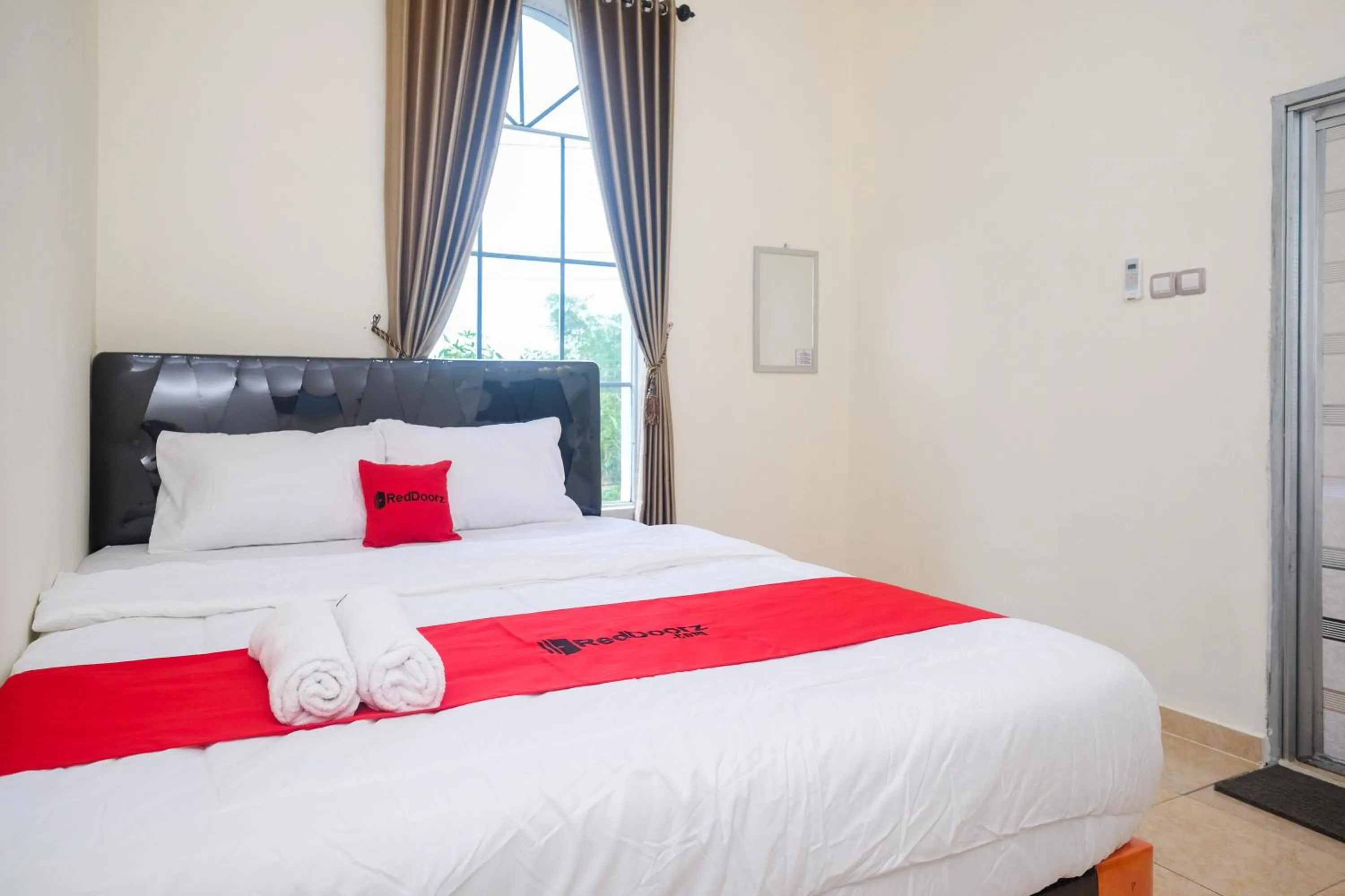 Bedroom, Bed in RedDoorz near Terminal Bus Purwokerto