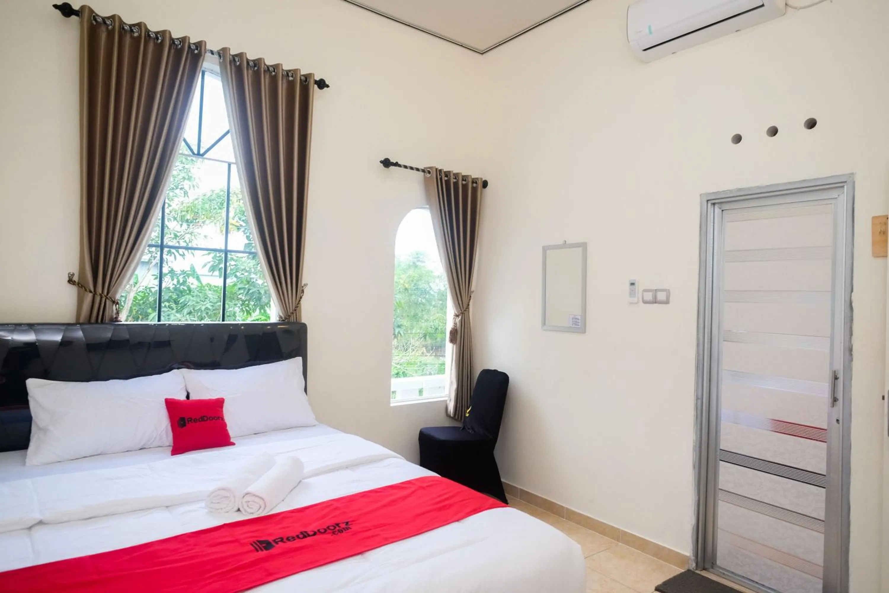 Bedroom, Bed in RedDoorz near Terminal Bus Purwokerto