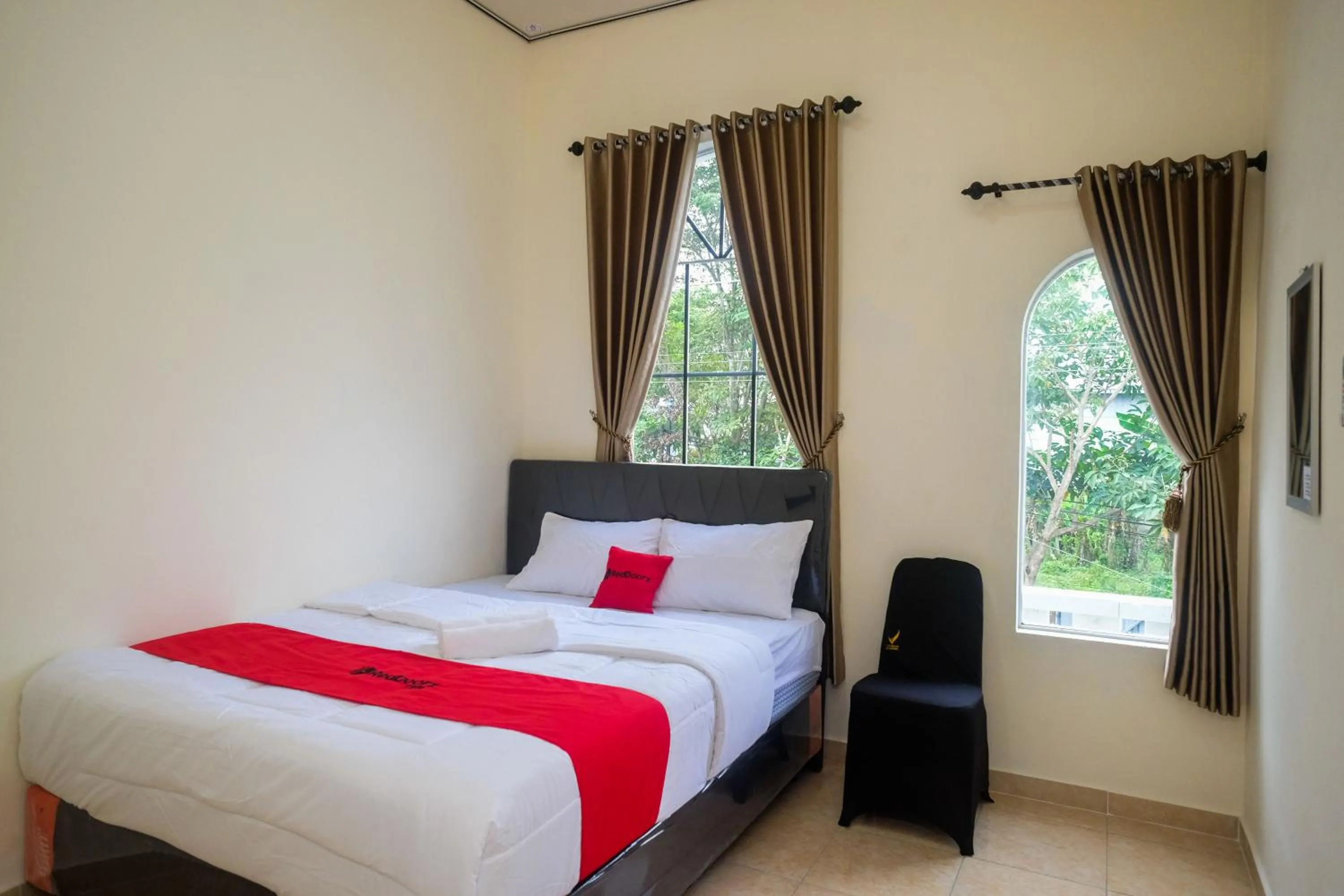 Bedroom, Bed in RedDoorz near Terminal Bus Purwokerto