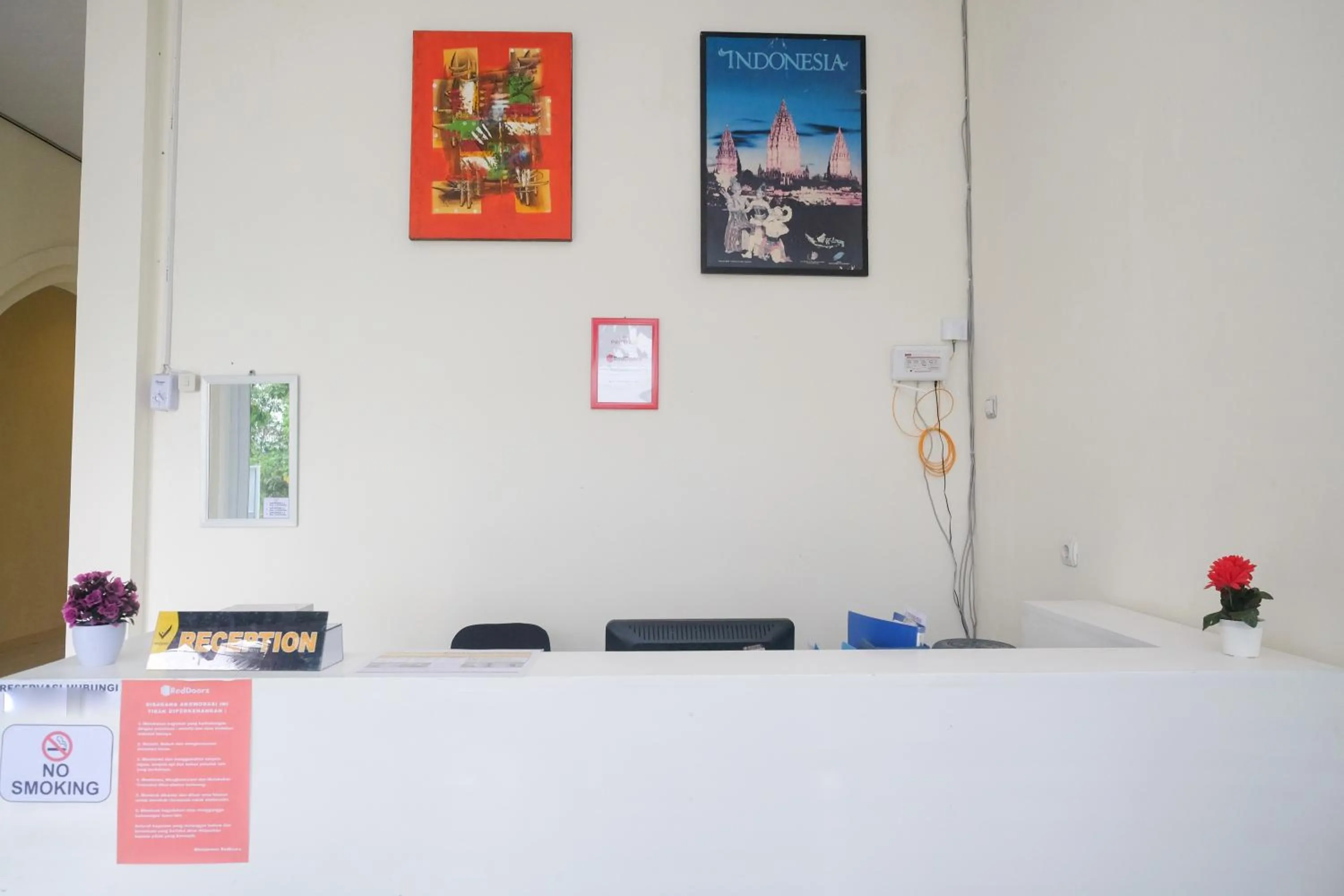 Lobby or reception in RedDoorz near Terminal Bus Purwokerto