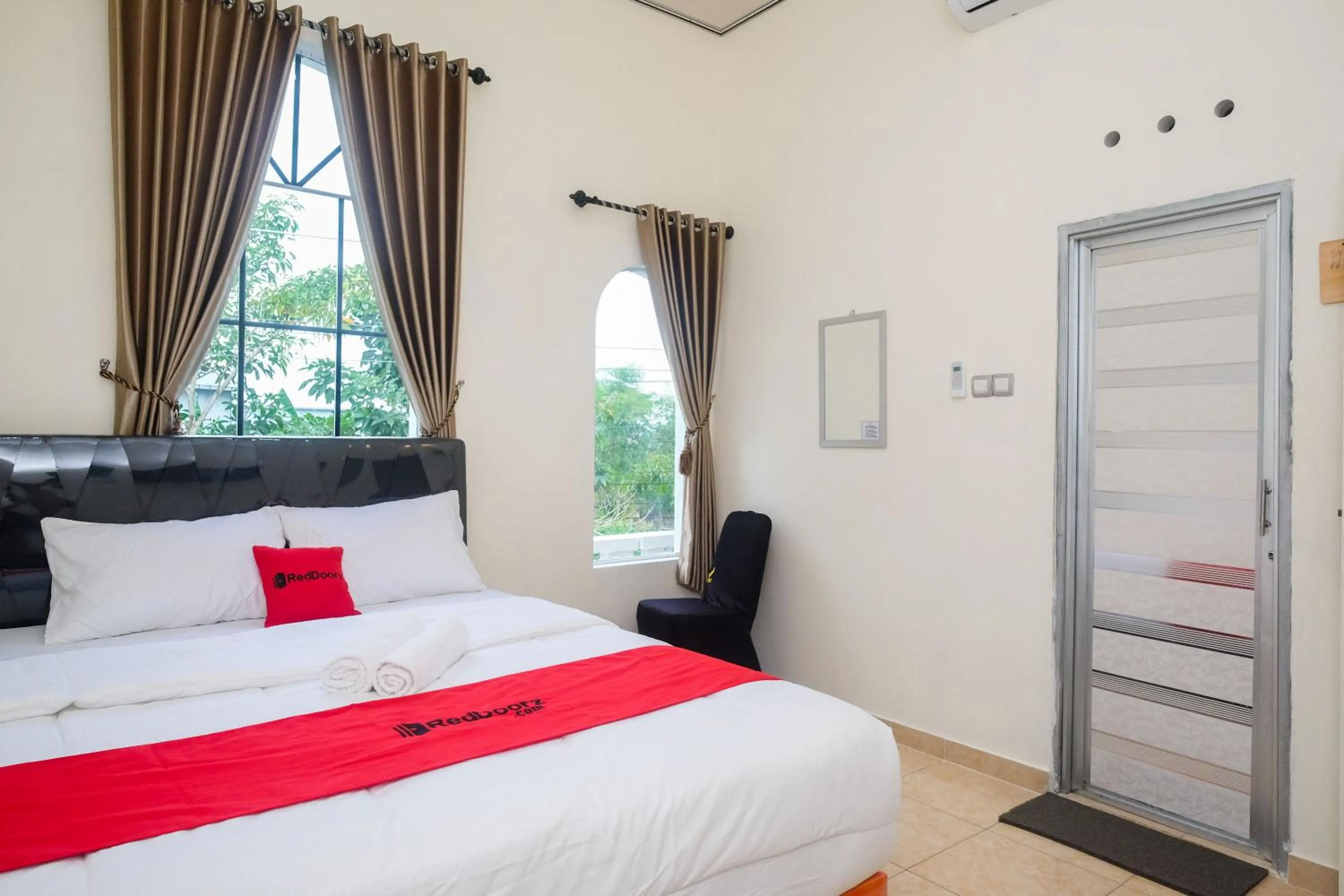 Bedroom, Bed in RedDoorz near Terminal Bus Purwokerto