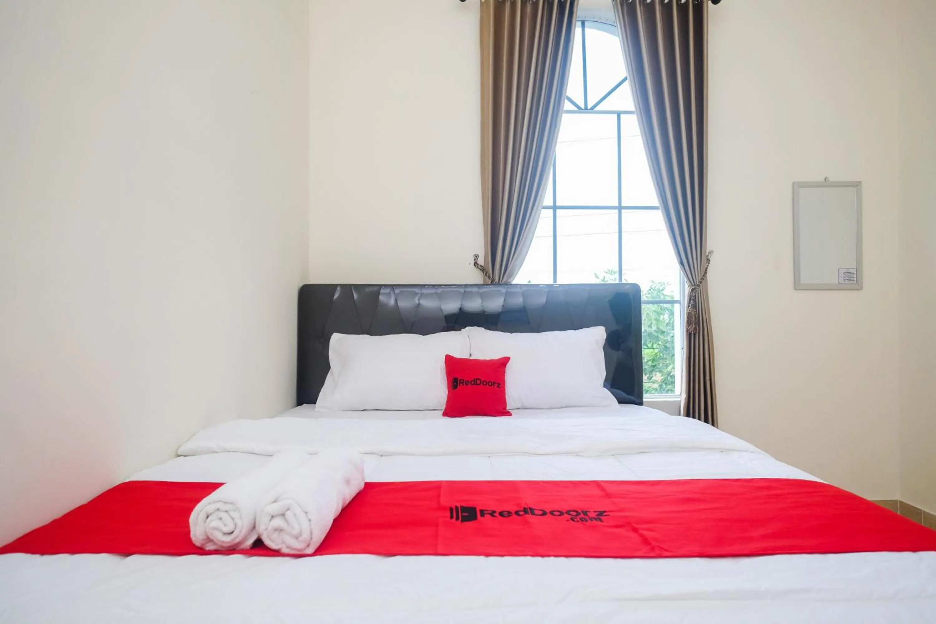 Bedroom, Bed in RedDoorz near Terminal Bus Purwokerto