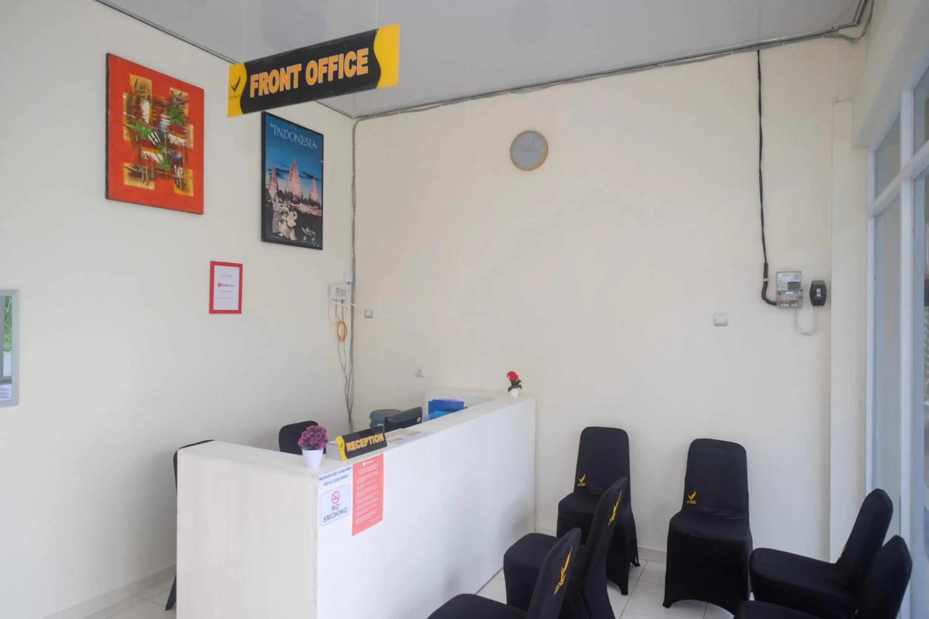 Lobby or reception in RedDoorz near Terminal Bus Purwokerto