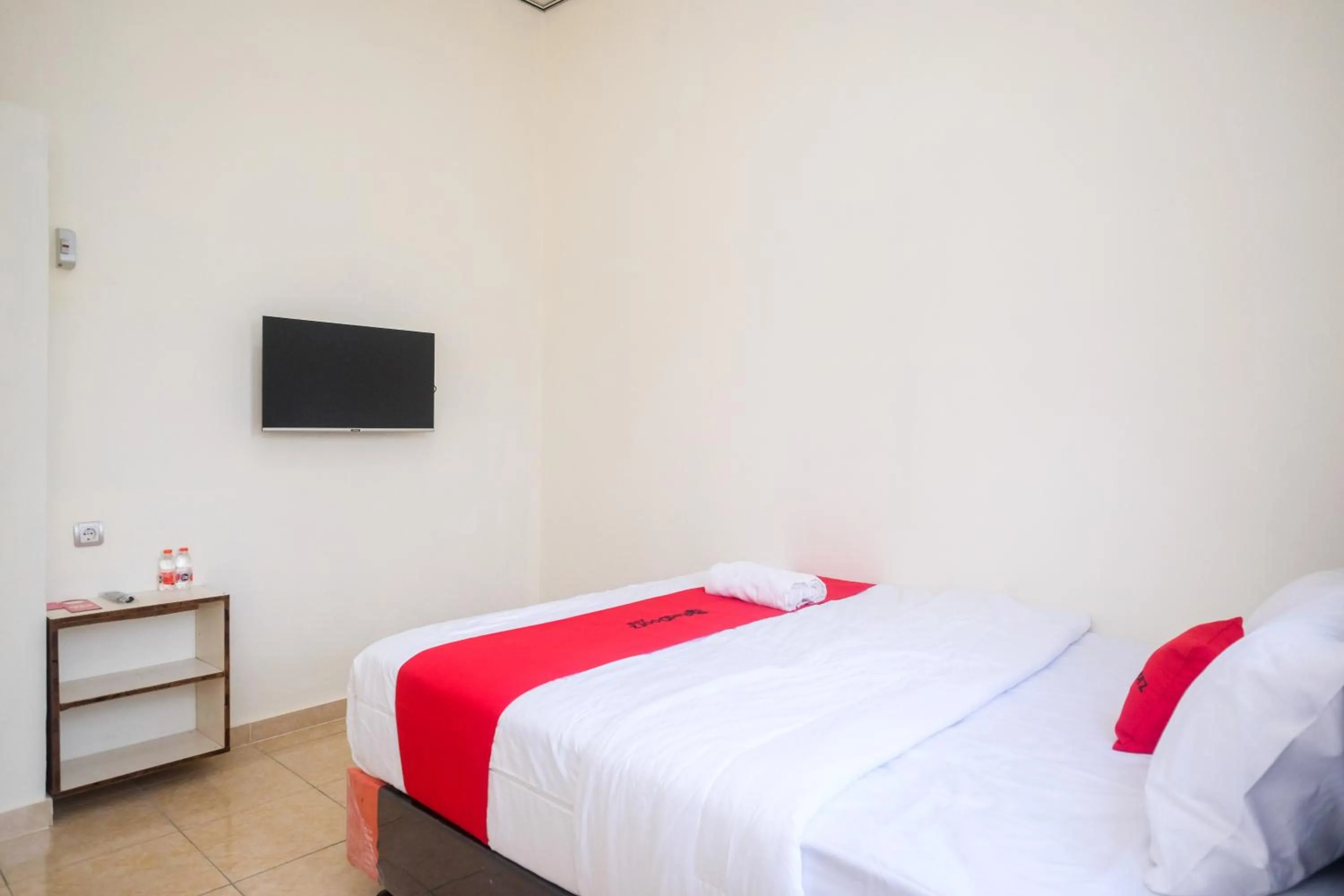 Bedroom, Bed in RedDoorz near Terminal Bus Purwokerto